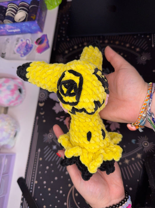 Peluche Pokémon Mimiqui Mimikyu amigurumi au crochet 100% fait main en France pour les fans de pokémons