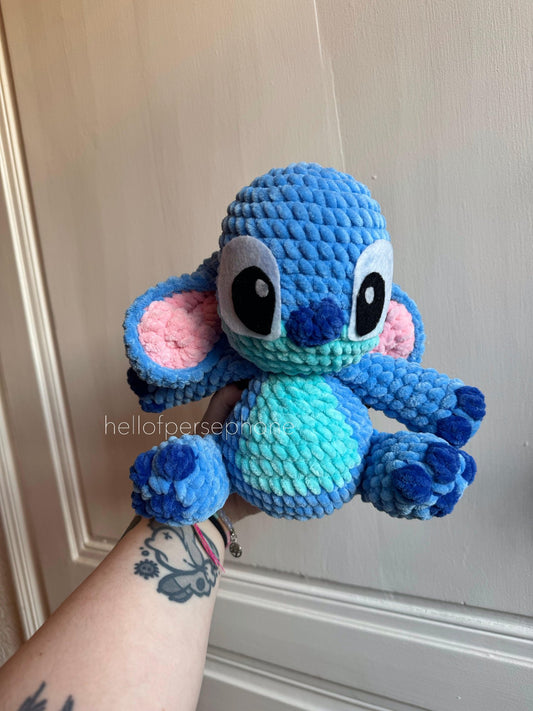 Peluche Stitch au crochet disney amigurumi fait main, peluche stitch crochet en laine chenille et yeux feutrines