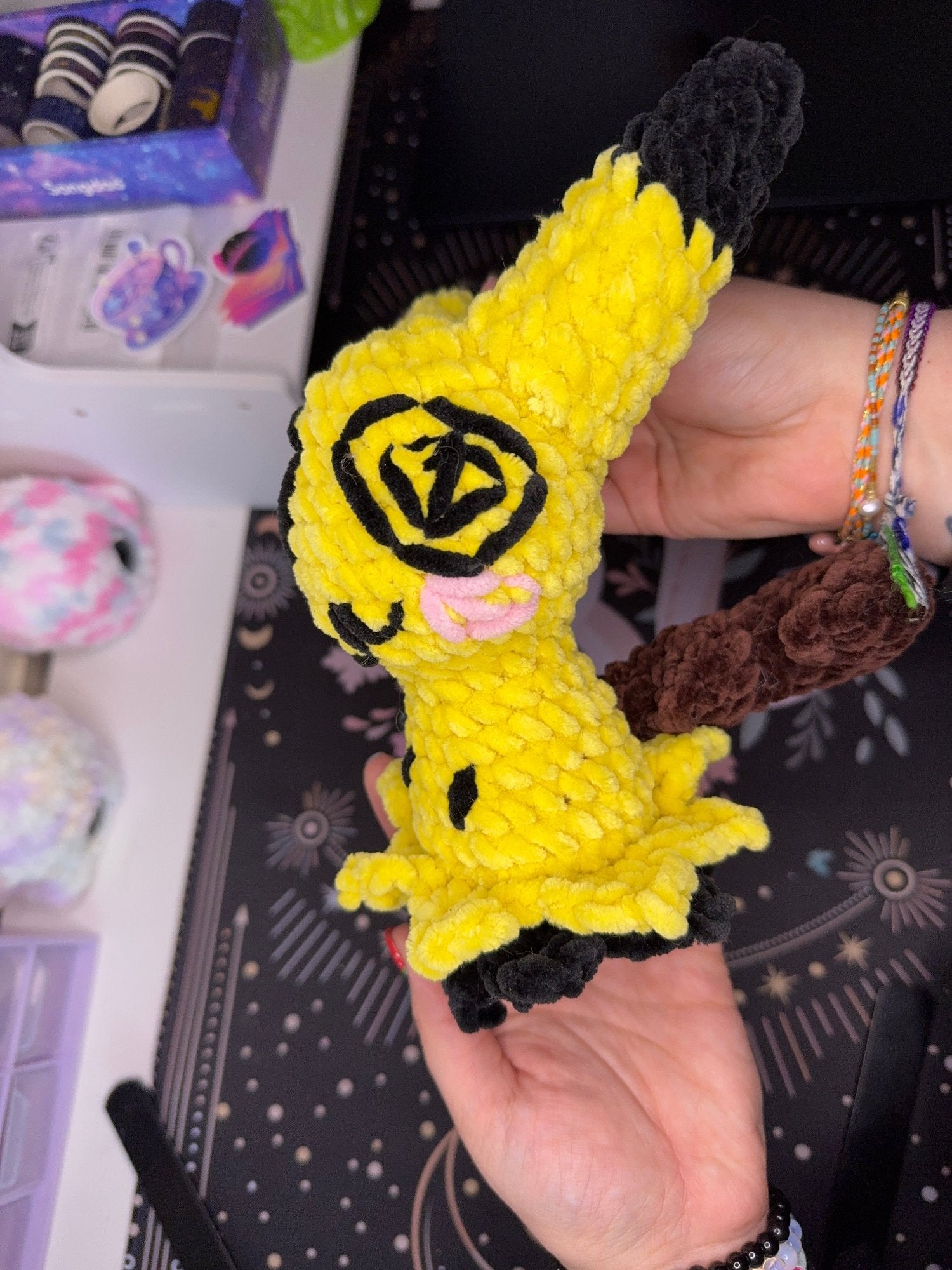 Peluche Pokémon Mimiqui Mimikyu amigurumi au crochet 100% fait main en France pour les fans de pokemons
