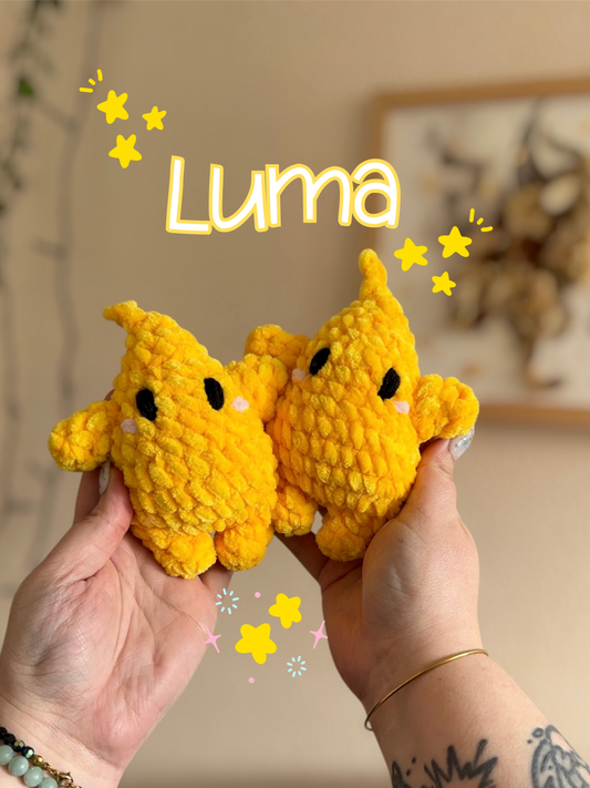 Peluche Étoile Luma (Mario Bros) en crochet – Amigurumi étoile kawaii fait main 💫

Ajoutez une touche de douceur et de mignonnerie à votre quotidien avec notre peluche Luma (Mario Bros) en crochet, réalisé entièrement à la main dans des tons inspirés des étoiles et du jeu Mario Bros. 💫

Crocheté avec un fil chenille certifié Oeko-Tex et rembourré de ouate hypoallergénique, cet amigurumi Luma en crochet convient aux enfants de 3 ans et plus.
Hell of Persephone Crochet