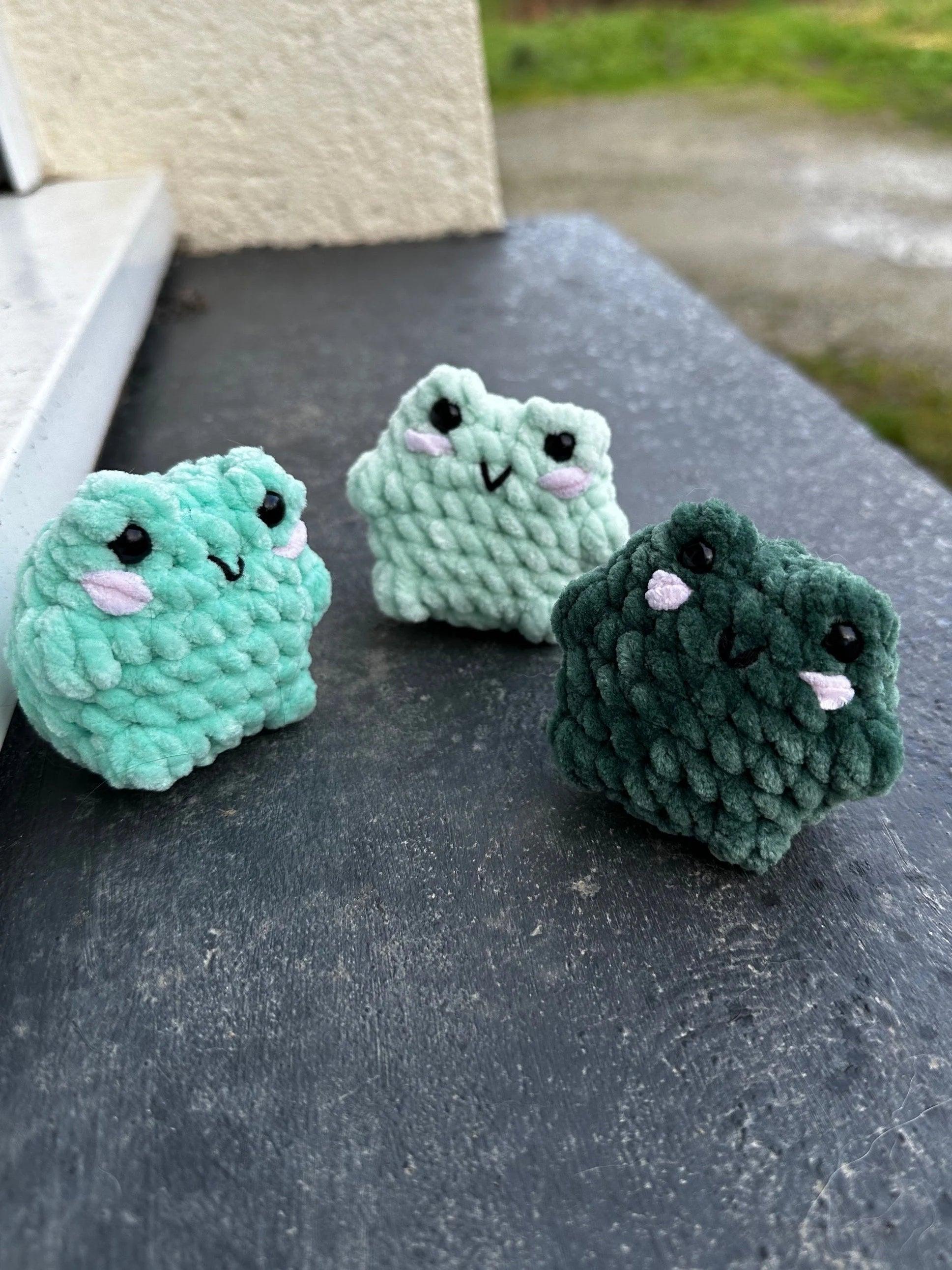 peluche grenouille au crochet amigurumi 100% fait main porte clés grenouille au crochet amigurumi 100% fait main crocheté en laine chenille douce, idées cadeaux Noël ou anniversaire pour femme, homme, enfants, pour fan de grenouilles