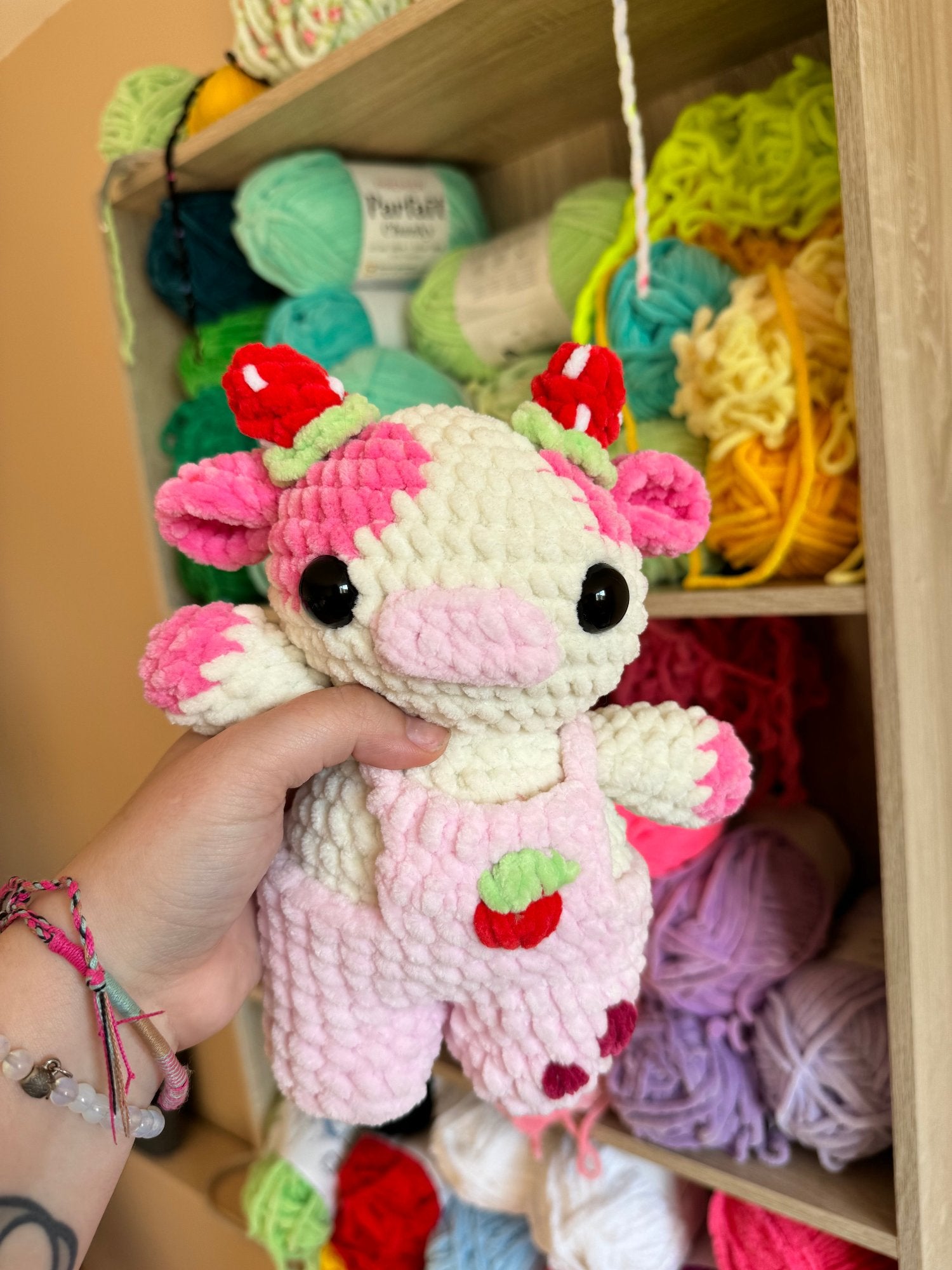 peluche vache fruit fraise et salopette rose au crochet amigurumi 100% fait main