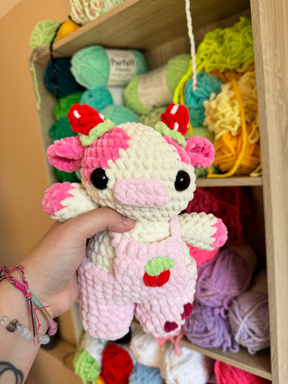 peluche vache fruit fraise et salopette rose au crochet amigurumi 100% fait main