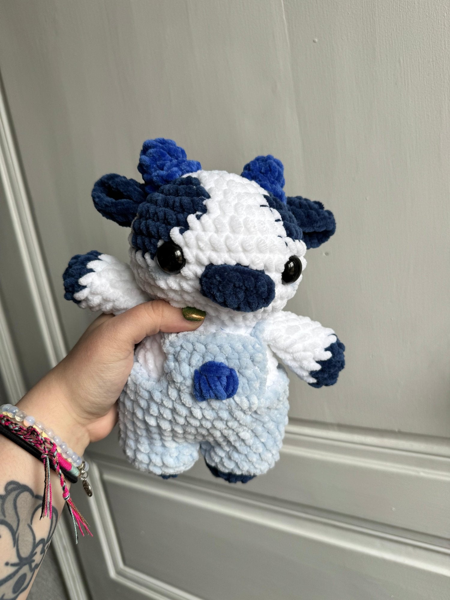peluche vache au crochet salopette fruits myrtille amigurumi 100% fait main
