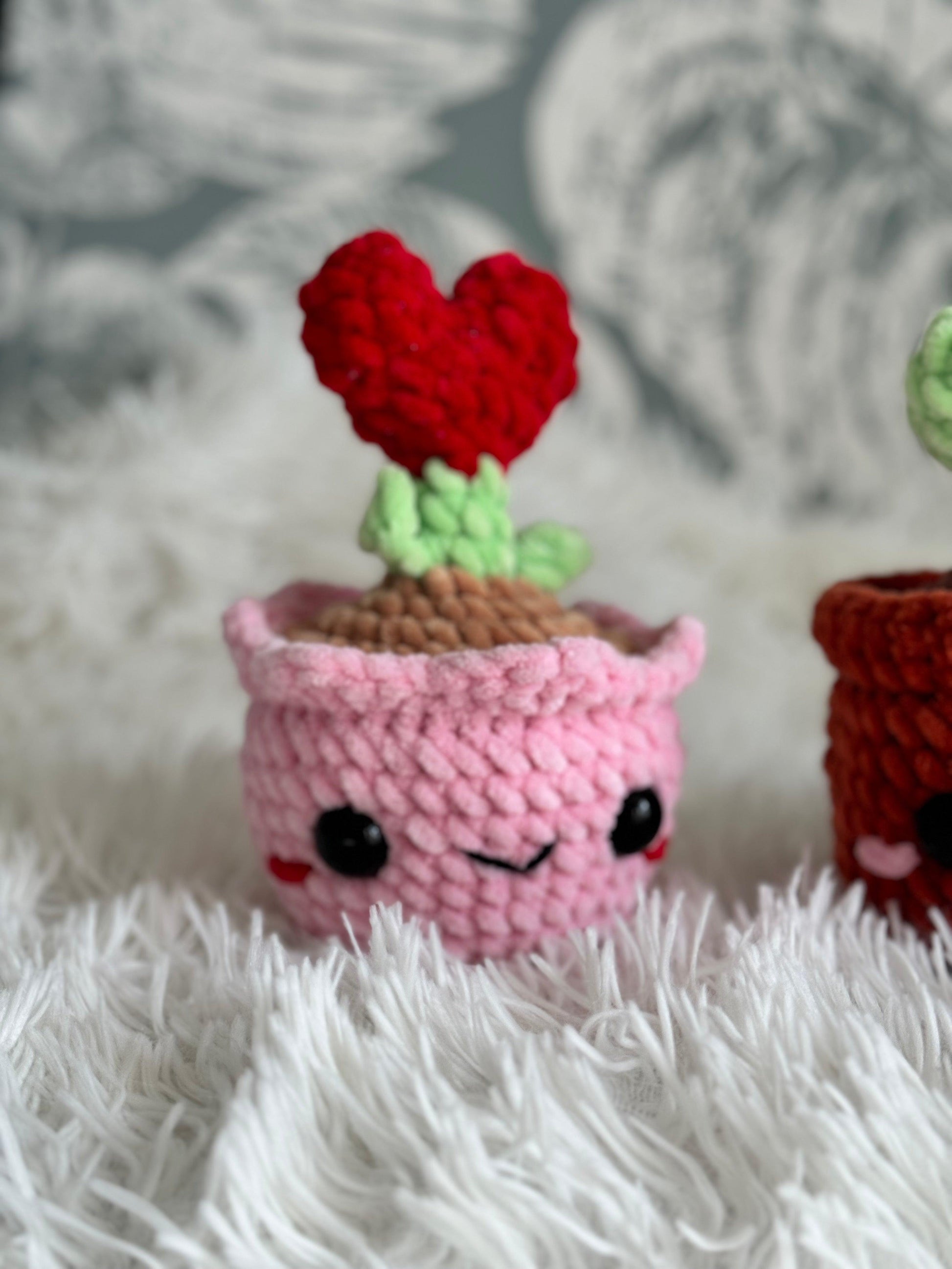 decoration plante en pot rose au crochet fait main fleurs et feuilles au crochet