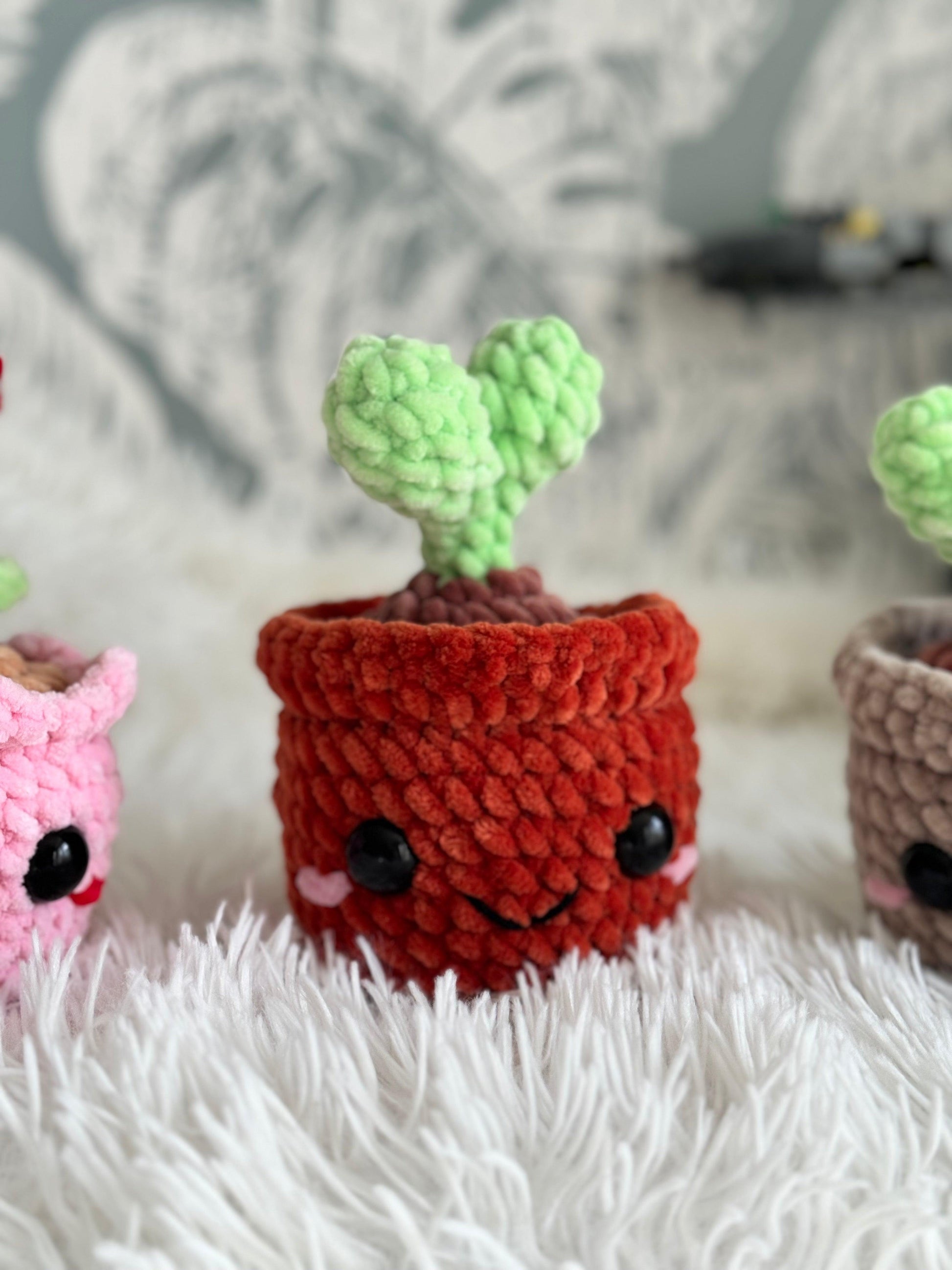 decoration plante en pot couleur terracotta et feuille pousse au crochet fait main fleurs et feuilles au crochet