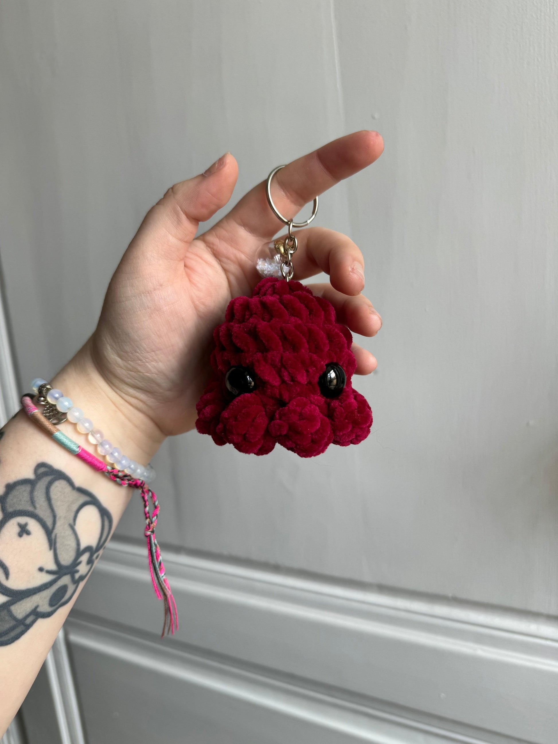 Porte-clés poulpe au crochet rouge bordeaux amigurumi fait main porte clés artisanal entièrement fait main en France, cadeau pour femme, cadeau enfant, cadeau noël