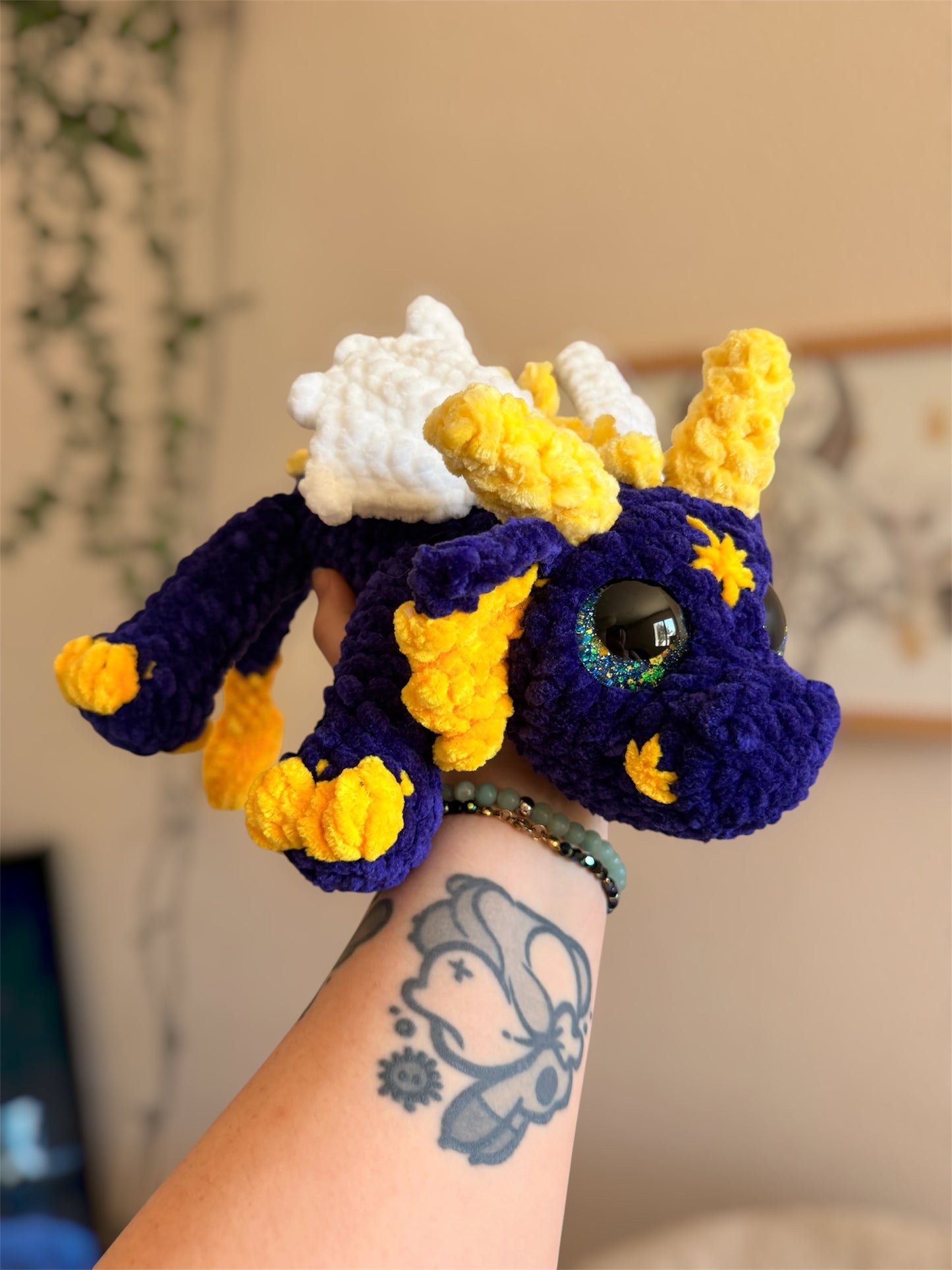 peluche dragon en crochet fait main, amigurumi dragon fait main, peluche dragon bleu couleurs galaxie