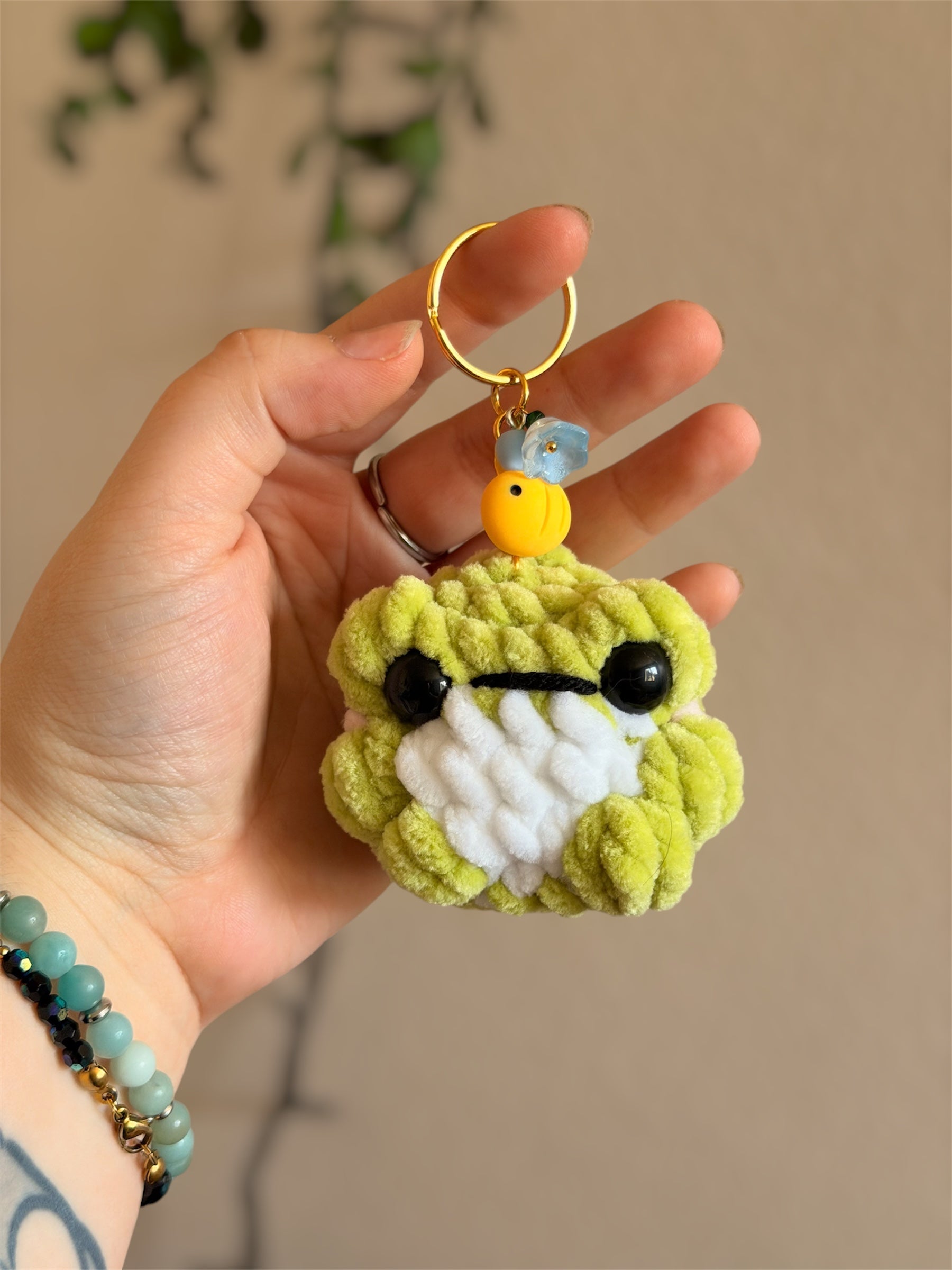 Porte-clés grenouille en crochet - Amigurumi grenouille au crochet 🐸🧶

Petit amigurumi 100% fait main, chaque grenouille en crochet est crochetée avec soin, dans un fil doux et certifié Oeko-Tex. Ce petit compagnon ajoutera une touche d’originalité à votre trousseau de clés, votre sac ou sac à dos.

Idéal comme cadeau fait main, il séduira aussi bien les amateurs de créations kawaii que les fans de grenouilles
