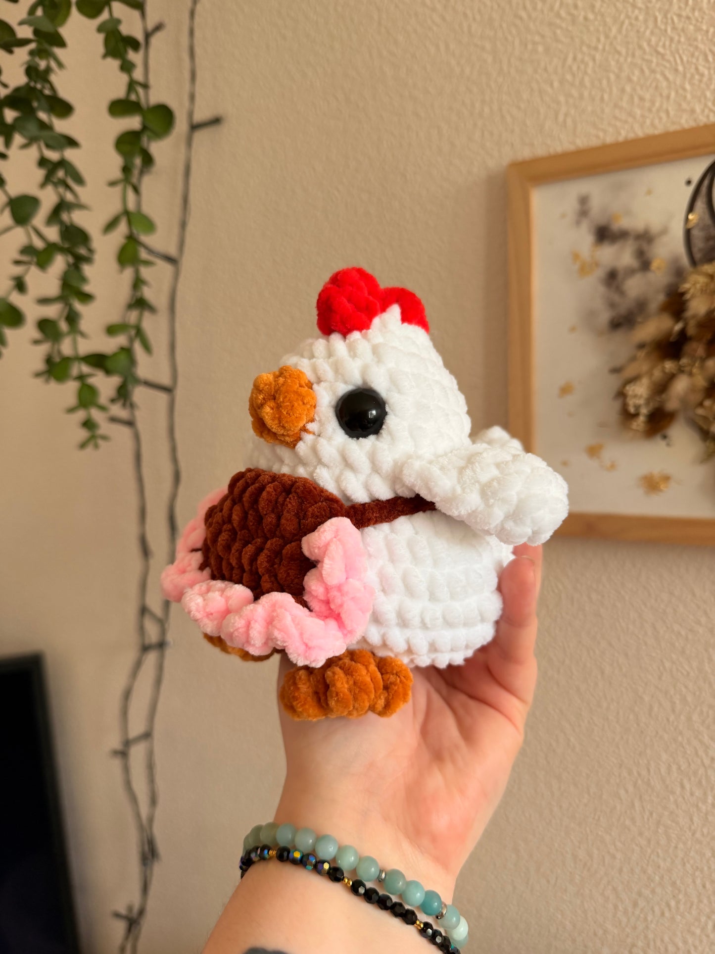 Peluche Mère Cocotte - Peluche poule en crochet 🐓

Craquez pour cette belle peluche poule au crochet, une création artisanale unique inspirée des animaux de la ferme et surtout les poules avec leur petit tablier.

Une poule et son tablier, Mère Cocotte en version crochet

Crochetée avec de laine chenille et de rembourrage ouate certifiés Oeko-Tex, notre peluche poule en crochet combine douceur inégalable et originalité. Chaque exemplaire est crocheté en France