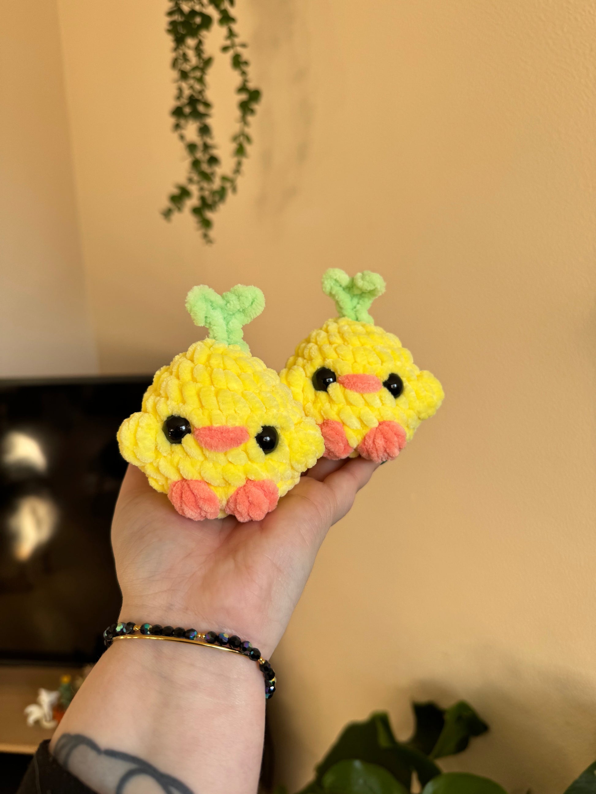 peluche poussin kawaii crochet made in france, amigurumi poussin peluche fait-main en france, poussin jaune petite pousse plante au crochet