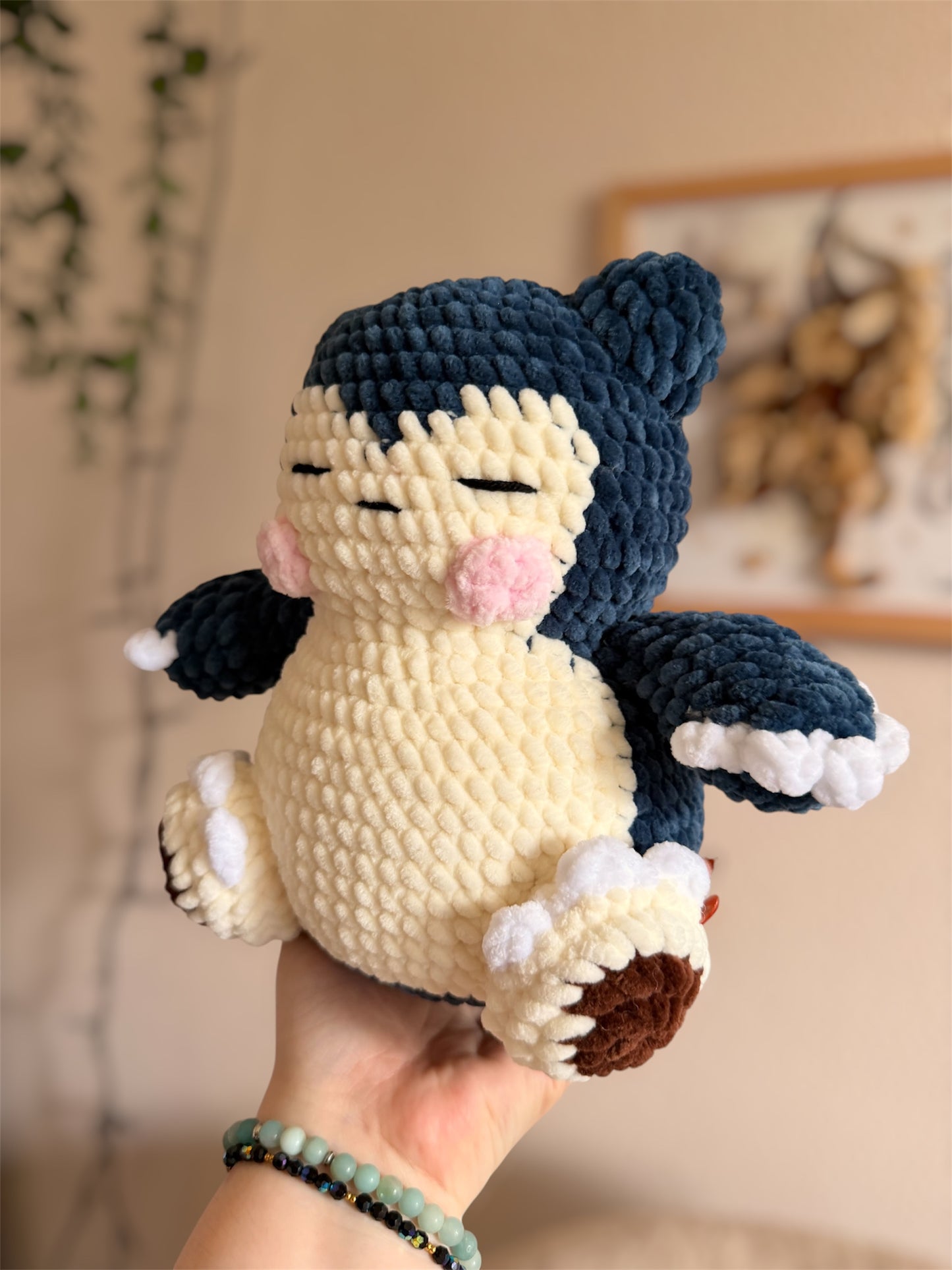 Peluche Ronflex (Snorlax) en Crochet - Amigurumi Pokémon fait main

Craquez pour cette peluche Ronflex au crochet, une création artisanale unique inspirée de l’univers Pokémon et crochetée à la main par mes soins. Avec ses 25cm, cette peluche amigurumi fait main impressionnera par sa taille et surtout sa douceur.