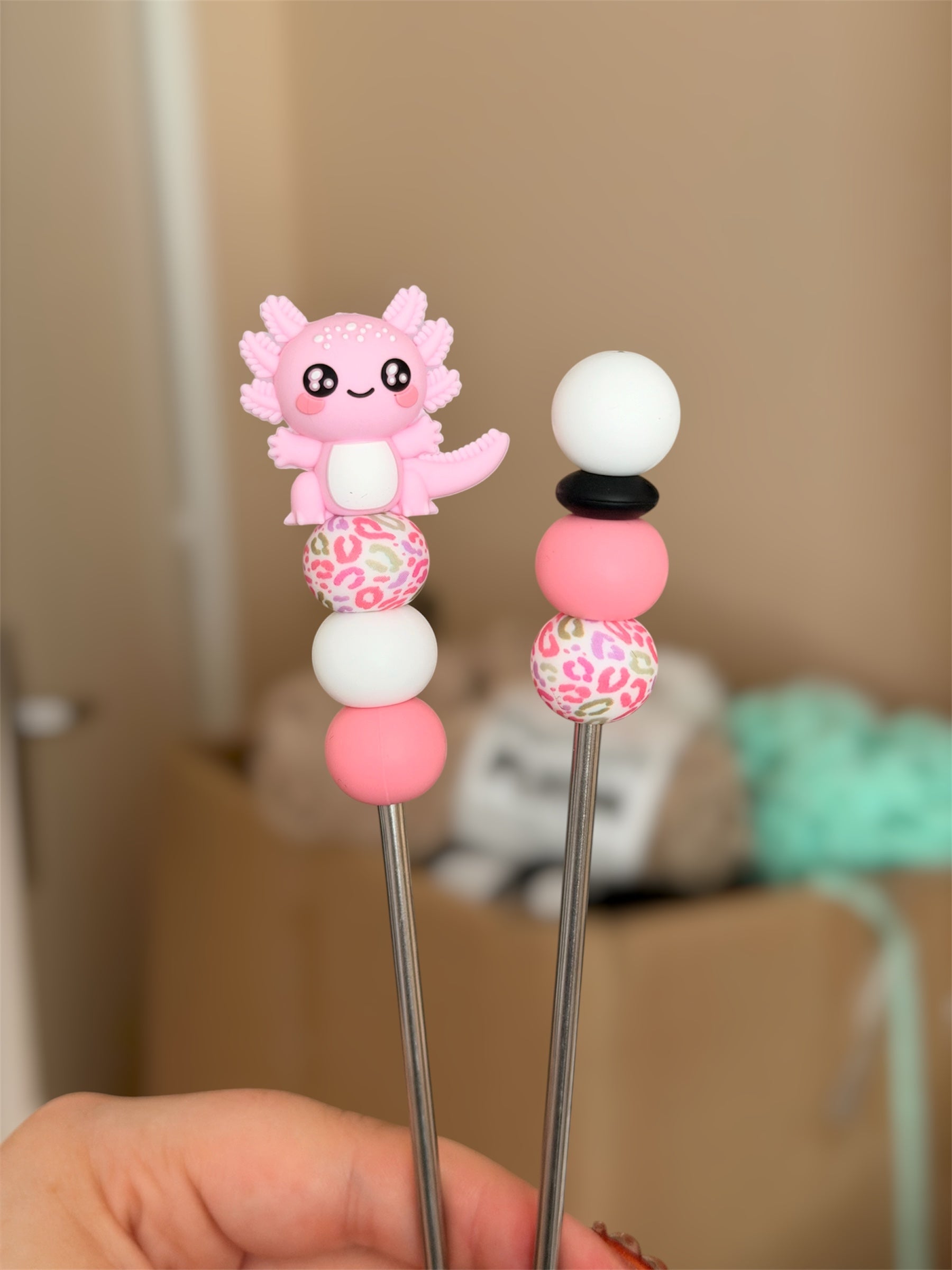 Amisticks, amigurumi sticks pour peluches amigurumi - Materiel pour le crochet 🧶

Ajoute un nouveau crochet à ta collection avec ces beaux amigurumi sticks et leurs perles en silicone super mignonnes !

Chaque amigurumi stick est assemblé avec soin avec des perles en silicone, ce qui en fait un bel ajout à la boîte à outils de tout crocheteur ou crocheteuse ! Ces amigurumi sticks sont non seulement esthétiques, mais également confortables à tenir et à utiliser, permettant de coudre plus facilement