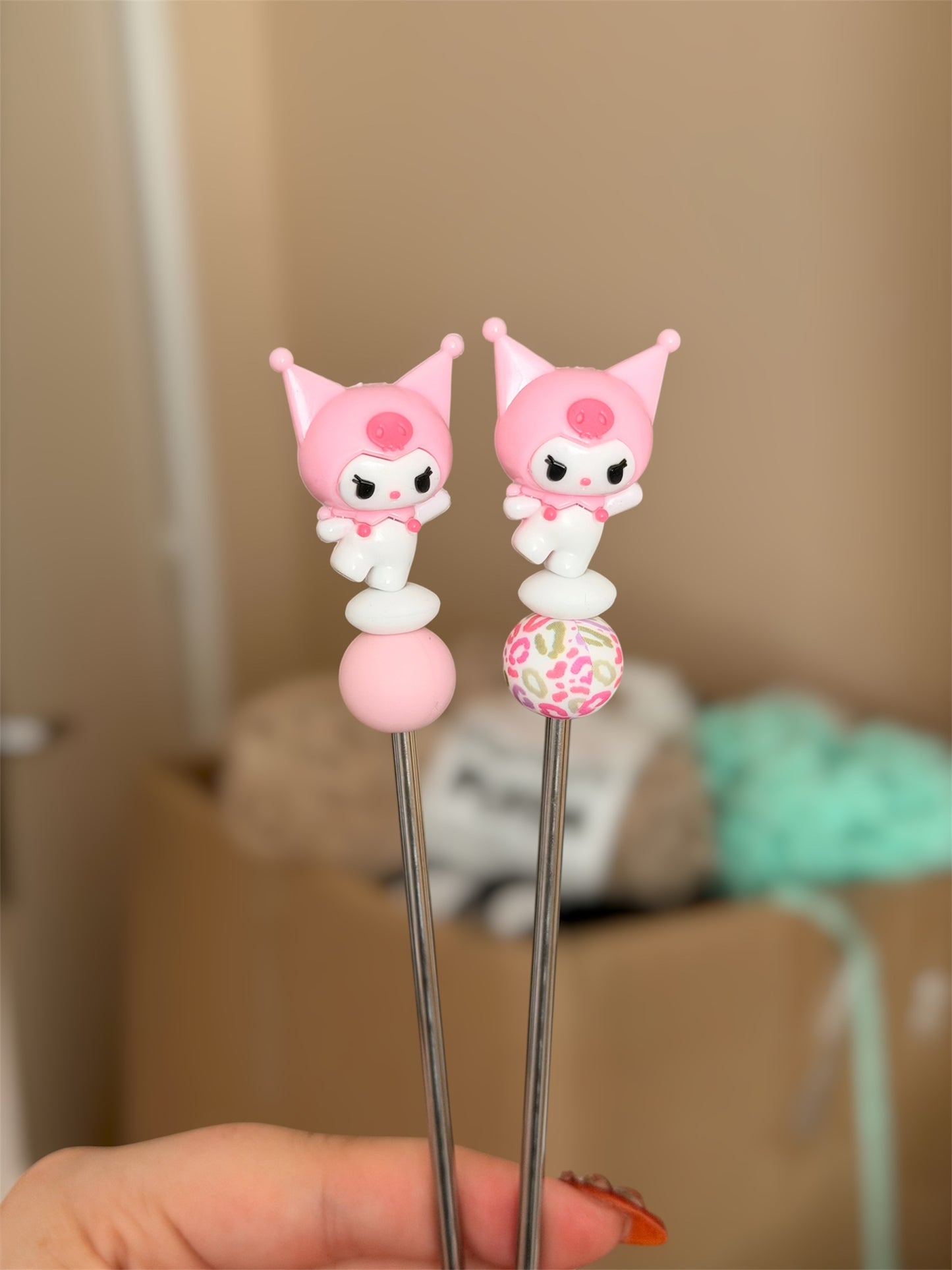 Amisticks, amigurumi sticks pour peluches amigurumi - Materiel pour le crochet 🧶

Ajoute un nouveau crochet à ta collection avec ces beaux amigurumi sticks et leurs perles en silicone super mignonnes !

Chaque amigurumi stick est assemblé avec soin avec des perles en silicone, ce qui en fait un bel ajout à la boîte à outils de tout crocheteur ou crocheteuse ! Ces amigurumi sticks sont non seulement esthétiques, mais également confortables à tenir et à utiliser, permettant de coudre plus facilement