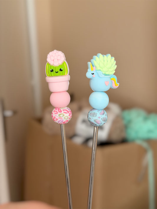 Amisticks, amigurumi sticks pour peluches amigurumi - Materiel pour le crochet 🧶

Ajoute un nouveau crochet à ta collection avec ces beaux amigurumi sticks et leurs perles en silicone super mignonnes !

Chaque amigurumi stick est assemblé avec soin avec des perles en silicone, ce qui en fait un bel ajout à la boîte à outils de tout crocheteur ou crocheteuse ! Ces amigurumi sticks sont non seulement esthétiques, mais également confortables à tenir et à utiliser, permettant de coudre plus facilement