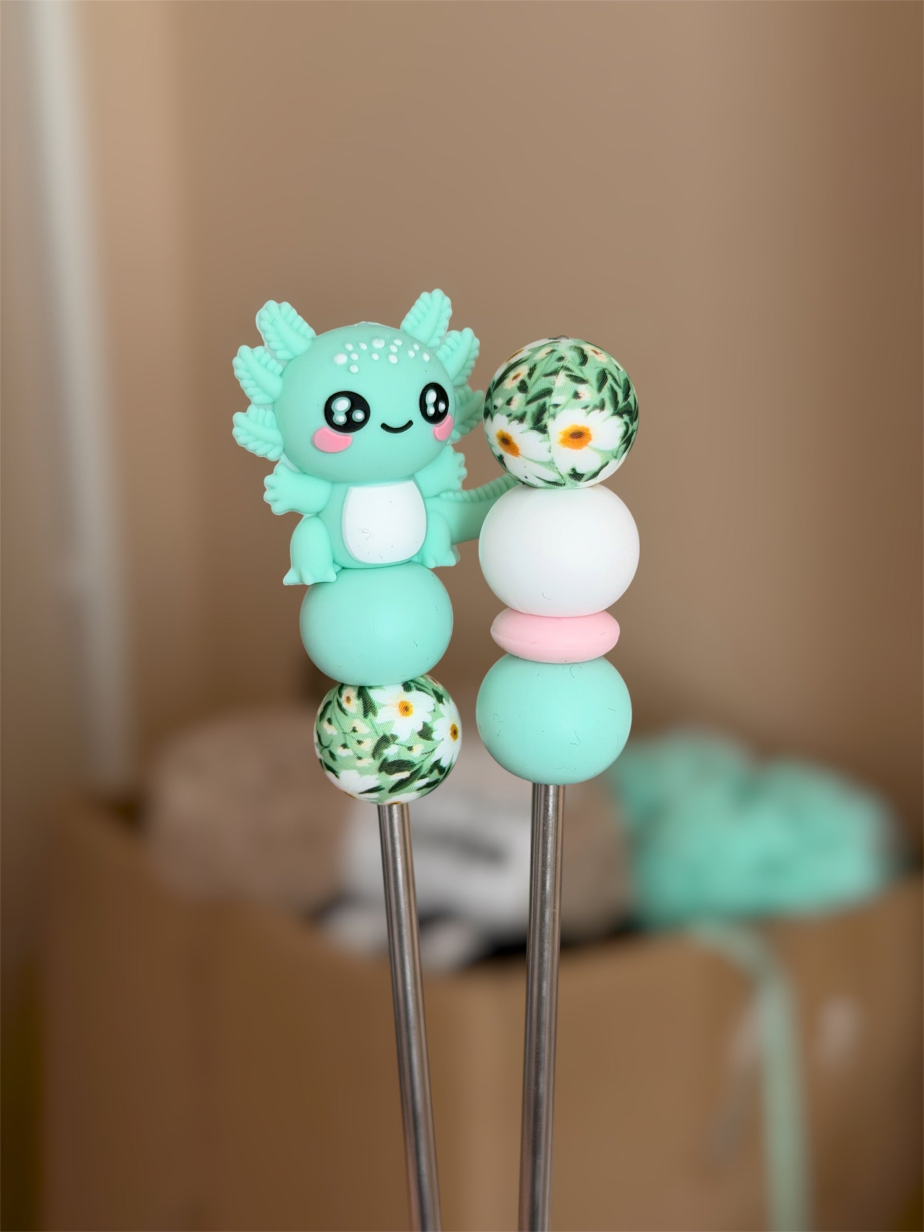 Amisticks, amigurumi sticks pour peluches amigurumi - Materiel pour le crochet 🧶

Ajoute un nouveau crochet à ta collection avec ces beaux amigurumi sticks et leurs perles en silicone super mignonnes !

Chaque amigurumi stick est assemblé avec soin avec des perles en silicone, ce qui en fait un bel ajout à la boîte à outils de tout crocheteur ou crocheteuse ! Ces amigurumi sticks sont non seulement esthétiques, mais également confortables à tenir et à utiliser, permettant de coudre plus facilement