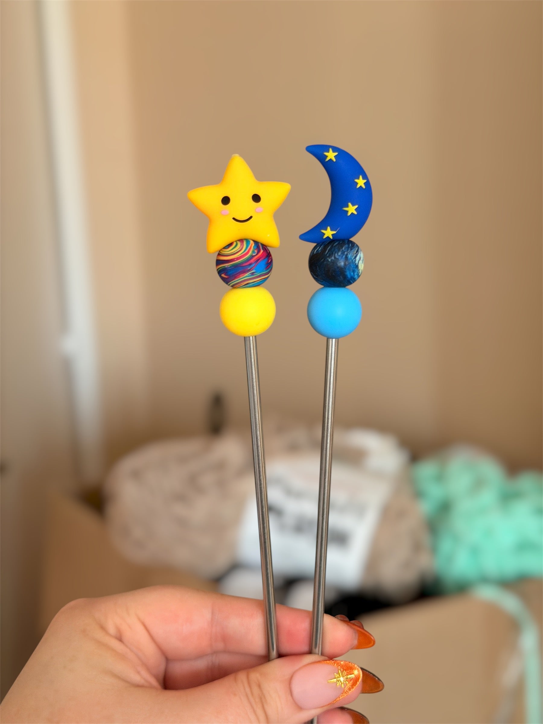 Amisticks, amigurumi sticks pour peluches amigurumi - Materiel pour le crochet 🧶


Ajoute un nouveau outil à ta collection avec ces beaux amigurumi sticks et leurs perles en silicone super mignonnes !


Chaque amigurumi stick est assemblé avec soin avec des perles en silicone, ce qui en fait un bel ajout à la boîte à outils de tout crocheteur ou crocheteuse ! Idéal pour coudre les pièces d'un amigurumi facilement