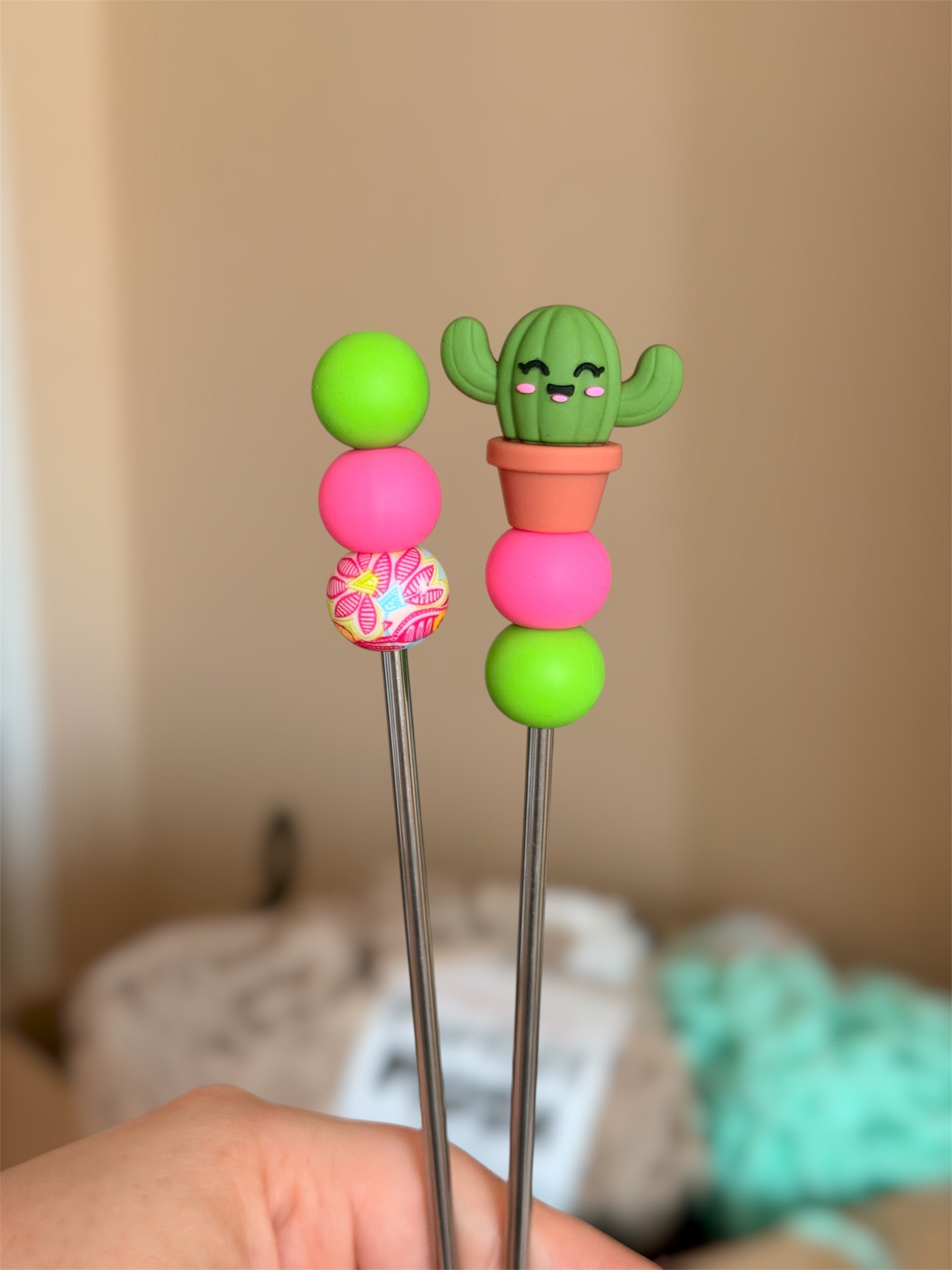 Amisticks, amigurumi sticks pour peluches amigurumi - Materiel pour le crochet 🧶


Ajoute un nouveau outil à ta collection avec ces beaux amigurumi sticks et leurs perles en silicone super mignonnes !


Chaque amigurumi stick est assemblé avec soin avec des perles en silicone, ce qui en fait un bel ajout à la boîte à outils de tout crocheteur ou crocheteuse ! Idéal pour coudre les pièces d'un amigurumi facilement
