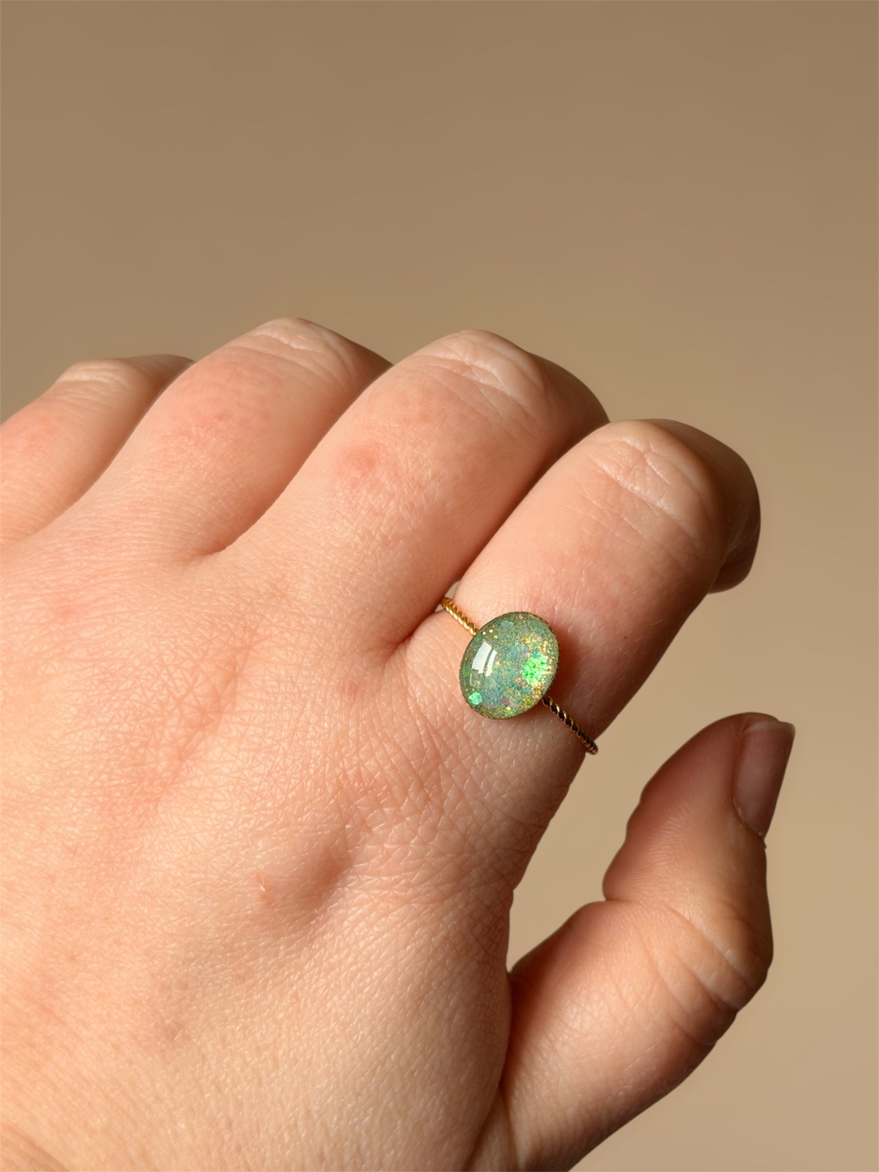 ✨ Bague ajustable en acier inoxydable et résine pailletée – faite main en France 🇫🇷

Ajoute une touche de lumière à ton quotidien avec cette bague ajustable en acier inoxydable, ornée d’un cabochon en résine pailletée faite main aux couleurs de l'opale. Un bijou élégant, durable et facile à porter, pensé pour s’adapter à toutes les mains.
