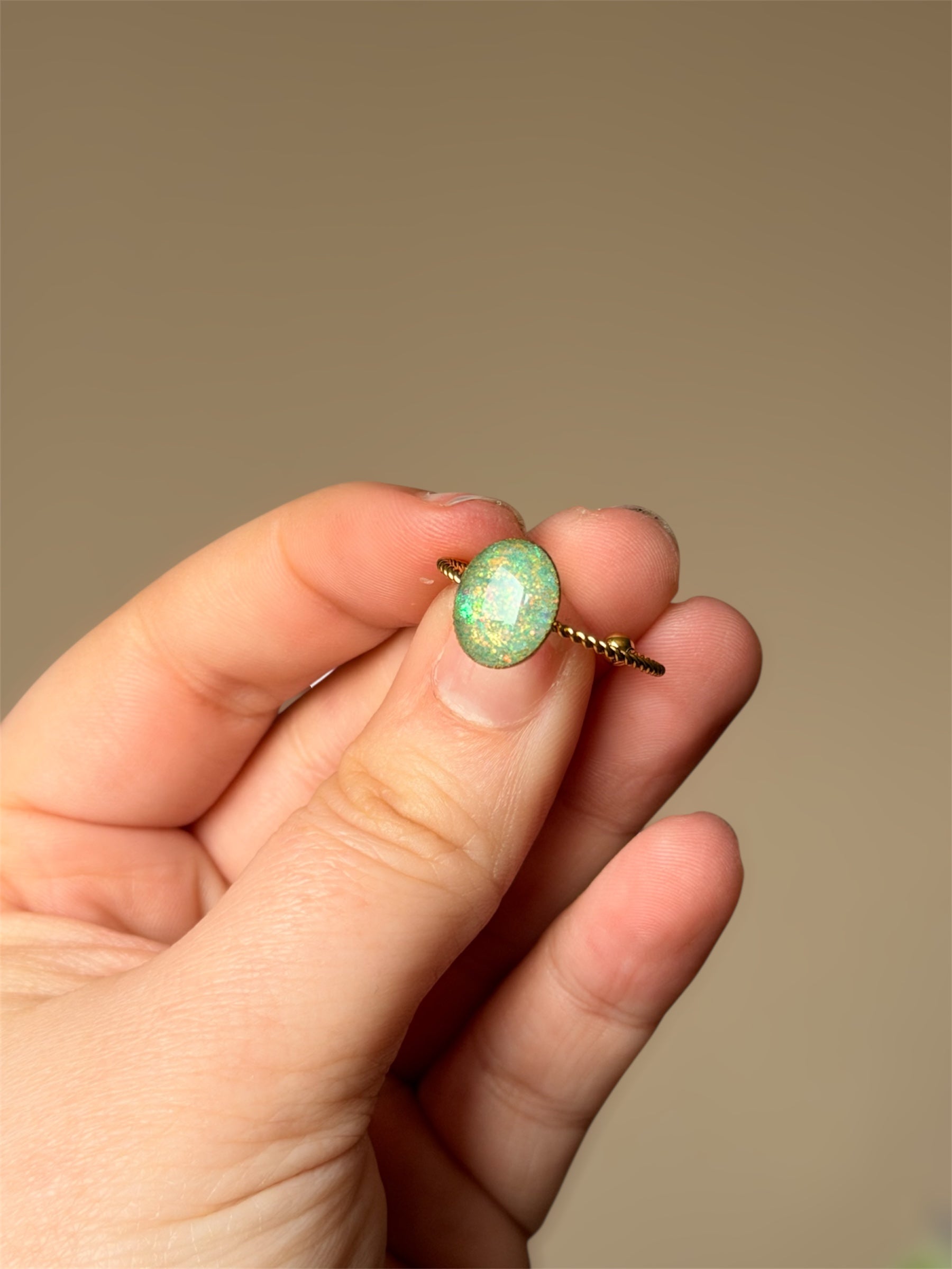 ✨ Bague ajustable en acier inoxydable et résine pailletée – faite main en France 🇫🇷

Ajoute une touche de lumière à ton quotidien avec cette bague ajustable en acier inoxydable, ornée d’un cabochon en résine pailletée faite main aux couleurs de l'opale. Un bijou élégant, durable et facile à porter, pensé pour s’adapter à toutes les mains.