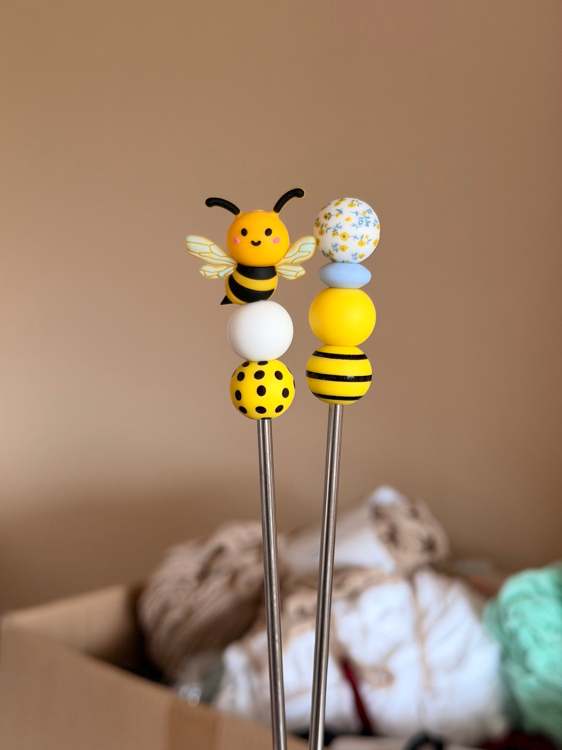 batons pour amigurumi amisticks abeille avec perles en silicone, amistixs handmade