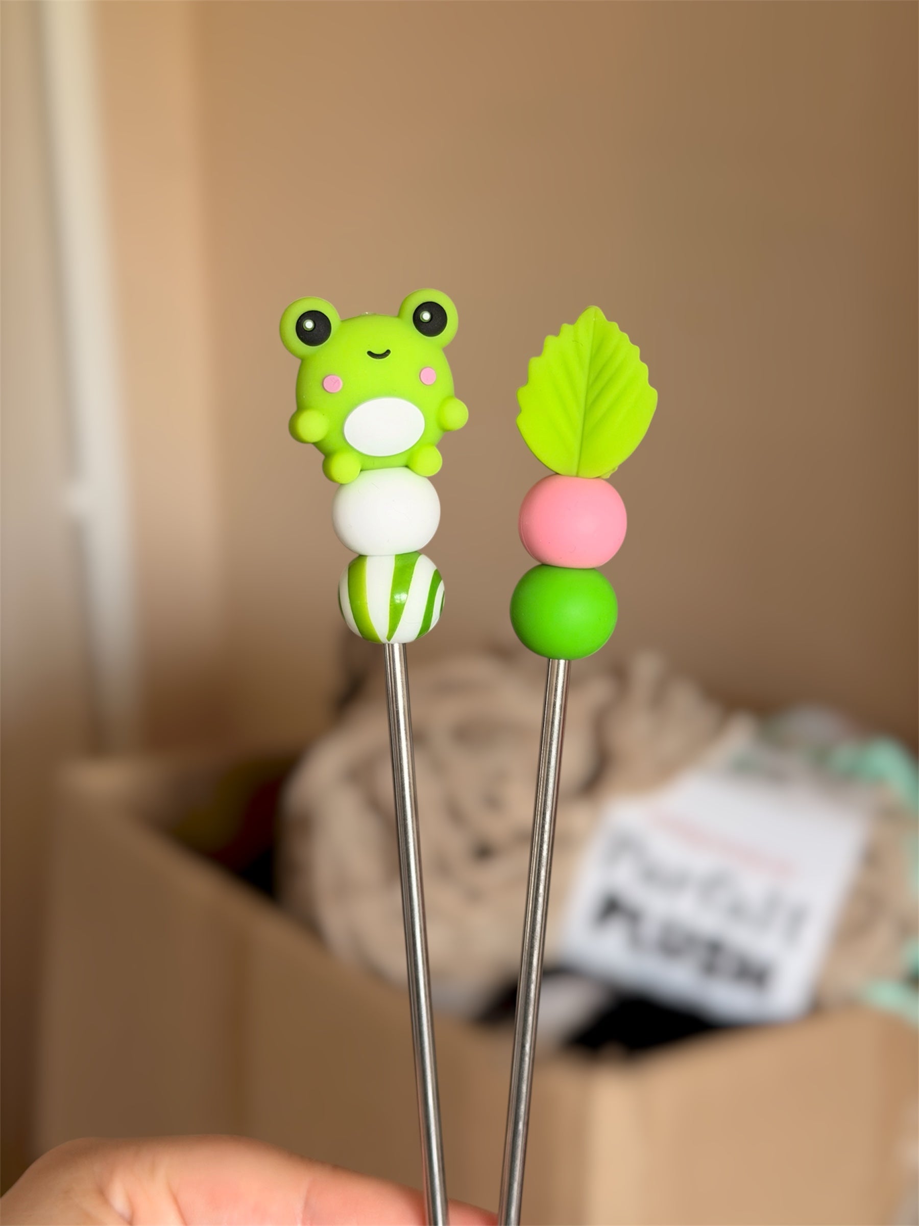 Amisticks, amigurumi sticks pour peluches amigurumi, bâtons pour amigurumi - Materiel pour le crochet 🧶


Ajoute un nouvel outil à ta collection avec ces bâtons pour amigurumi (amigurumi sticks) et leurs perles en silicone super mignonnes !