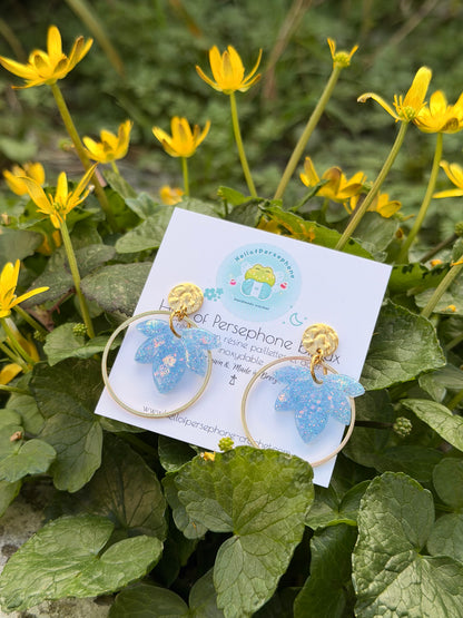 Boucles d'oreilles créoles cercles fleurs bleues en Résine Paillettes et Acier Inoxydable pour Femme Fait-Mains

🌸 Boucles d'oreilles créoles fleurs bleues en résine, paillettes et acier inoxydable, 100% fait main par mes soins.
Ajoutez l'élégance délicate et pleine de poésie avec ces magnifiques boucles d'oreilles créoles en forme de fleurs, spécialement conçues pour sublimer vos oreilles et votre style unique.