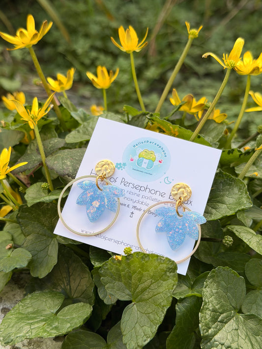 Boucles d'oreilles créoles cercles fleurs bleues en Résine Paillettes et Acier Inoxydable pour Femme Fait-Mains

🌸 Boucles d'oreilles créoles fleurs bleues en résine, paillettes et acier inoxydable, 100% fait main par mes soins.
Ajoutez l'élégance délicate et pleine de poésie avec ces magnifiques boucles d'oreilles créoles en forme de fleurs, spécialement conçues pour sublimer vos oreilles et votre style unique.