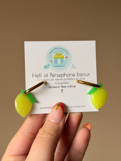 Boucles d'oreilles créoles interchangeables Citrons en Résine Paillettes Rouges et Acier Inoxydable Fait Main pour Femme

🍋 Ajoutez l'élégance délicate et pleine de pep's avec ces magnifiques boucles d'oreilles créoles interchangeables avec leurs pampilles en forme de citrons, spécialement conçues pour sublimer vos oreilles et votre style unique. L'ambiance idéale avec l'été et les citronnades qui arrivent !