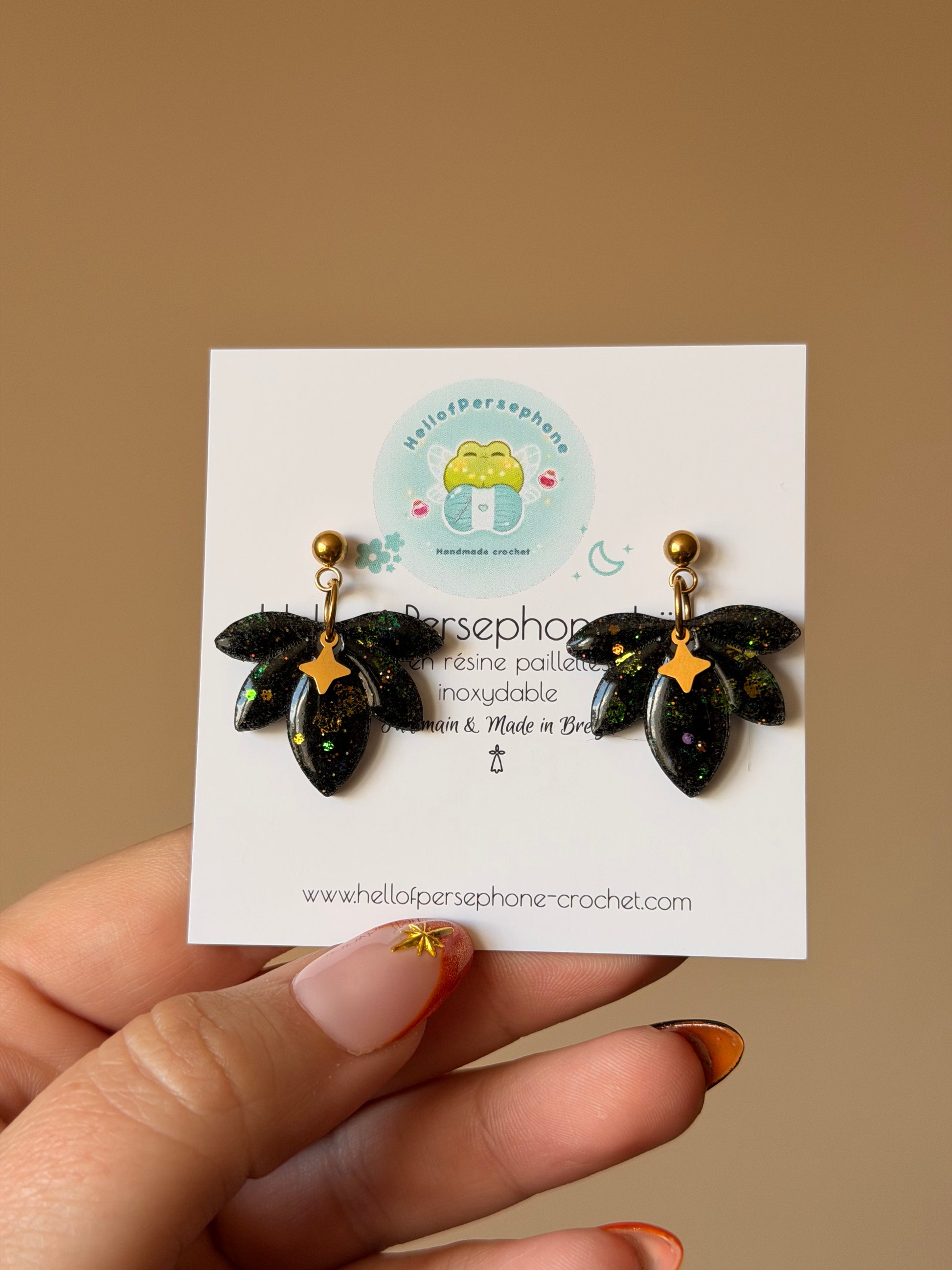 Boucles d'oreilles fleurs en résine avec paillettes holographiques et Acier Inoxydable Fait Main pour Femme

Ajoutez l'élégance délicate et charismatique avec ces magnifiques boucles d'oreilles pendantes et leurs pampilles en forme de fleurs, spécialement conçues pour sublimer vos oreilles et votre style unique. L'ambiance idéale d'une soirée au restaurant classe !