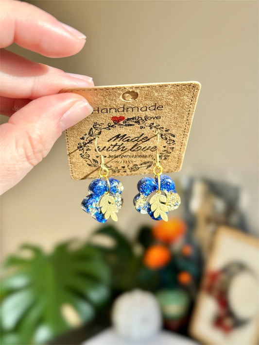 boucles d'oreilles fleurs resine paillettes et feuilles laurier bleu et or acier inoxydable, boucles d'oreilles pendantes en acier chirurgical hypoallergénique, bijoux fait-main
