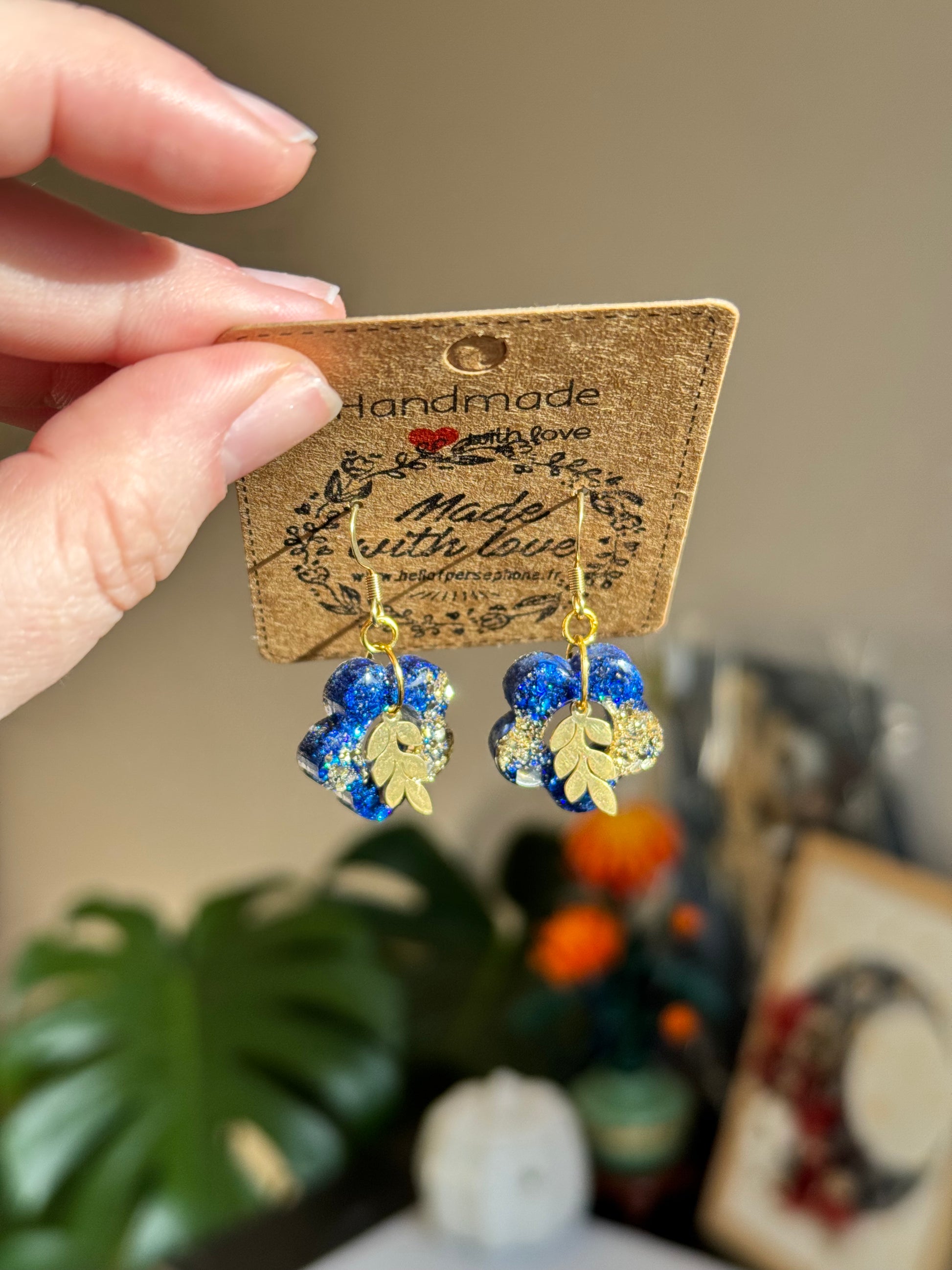 boucles d'oreilles fleurs resine paillettes et feuilles laurier bleu et or acier inoxydable, boucles d'oreilles pendantes en acier chirurgical hypoallergénique, bijoux fait-main