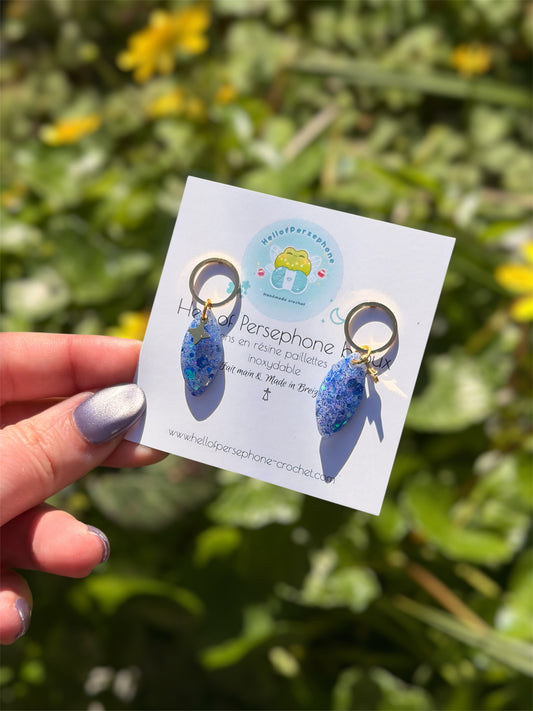 Boucles d'oreilles pendantes Gouttes en Résine Paillettes Bleues et Acier Inoxydable Fait Main pour Femme
Ajoutez l'élégance délicate et pleine de poésie avec ces magnifiques boucles d'oreilles pendantes en forme de gouttes, spécialement conçues pour sublimer vos oreilles et votre style unique.