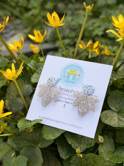 Boucles d'oreilles pendantes Fleurs Argentées en Résine Paillettes et Acier Inoxydable pour Femme Fait-Mains