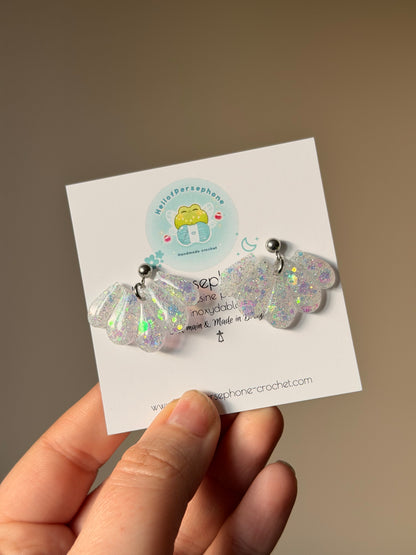 boucles d'oreilles avec pendentif fleur de lotus en résine et paillettes de couleur blanc nacre, boucles d'oreilles entièrement fait main avec amour et en acier inoxydable pour les oreilles sensibles