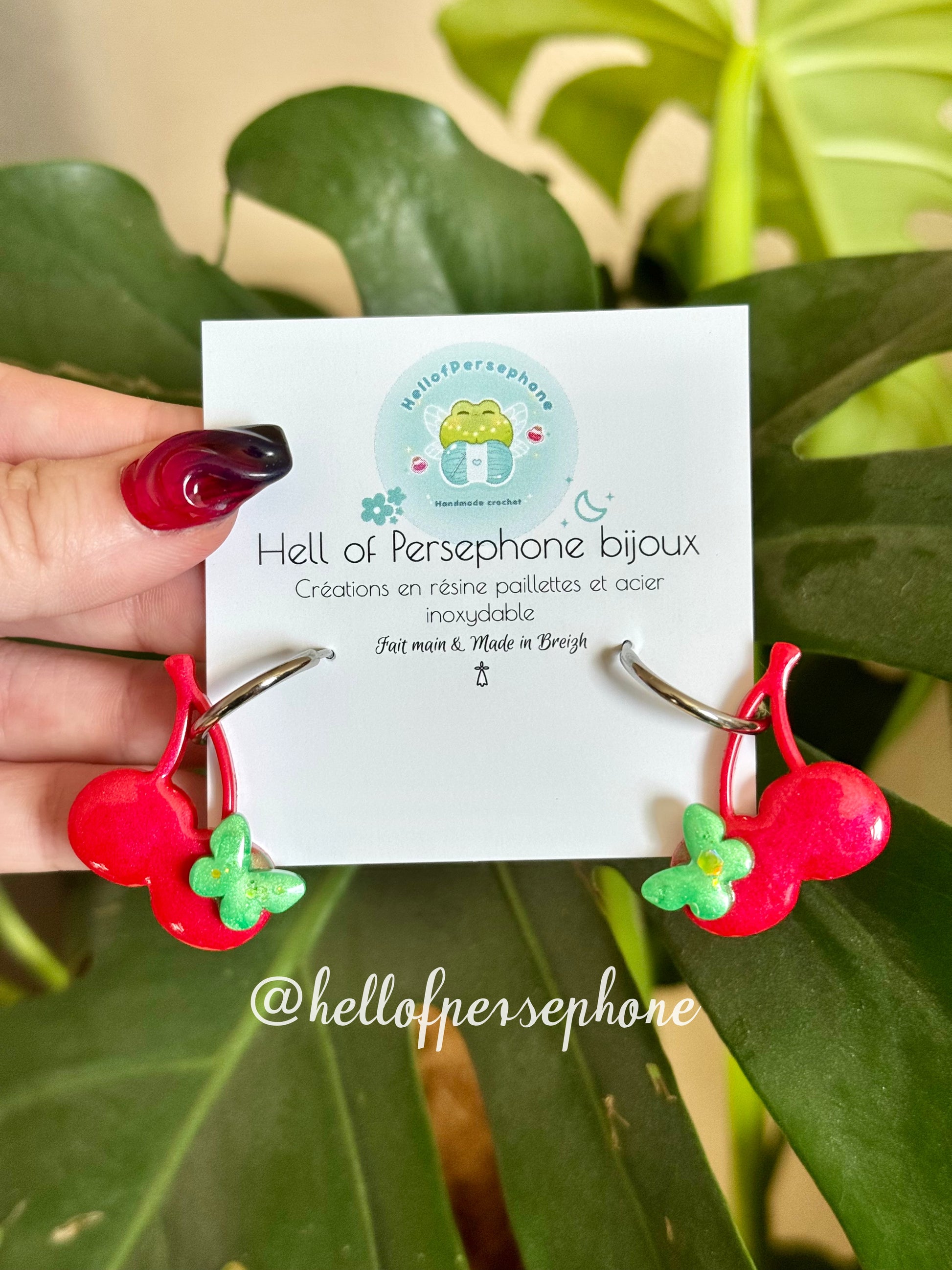 boucles d'oreilles pendantes, boucles d'oreilles cerises, créoles pampilles interchangeables acier inoxydable, pampilles résine paillettes, cherry earrings, cerise en résine paillettes, bijoux cerises