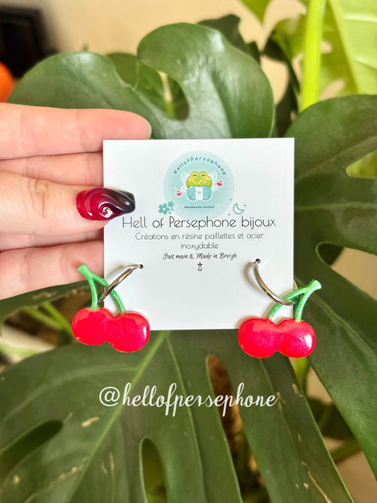 boucles d'oreilles pendantes, boucles d'oreilles cerises, créoles pampilles interchangeables acier inoxydable, pampilles résine paillettes, cherry earrings, cerise en résine paillettes, bijoux cerises