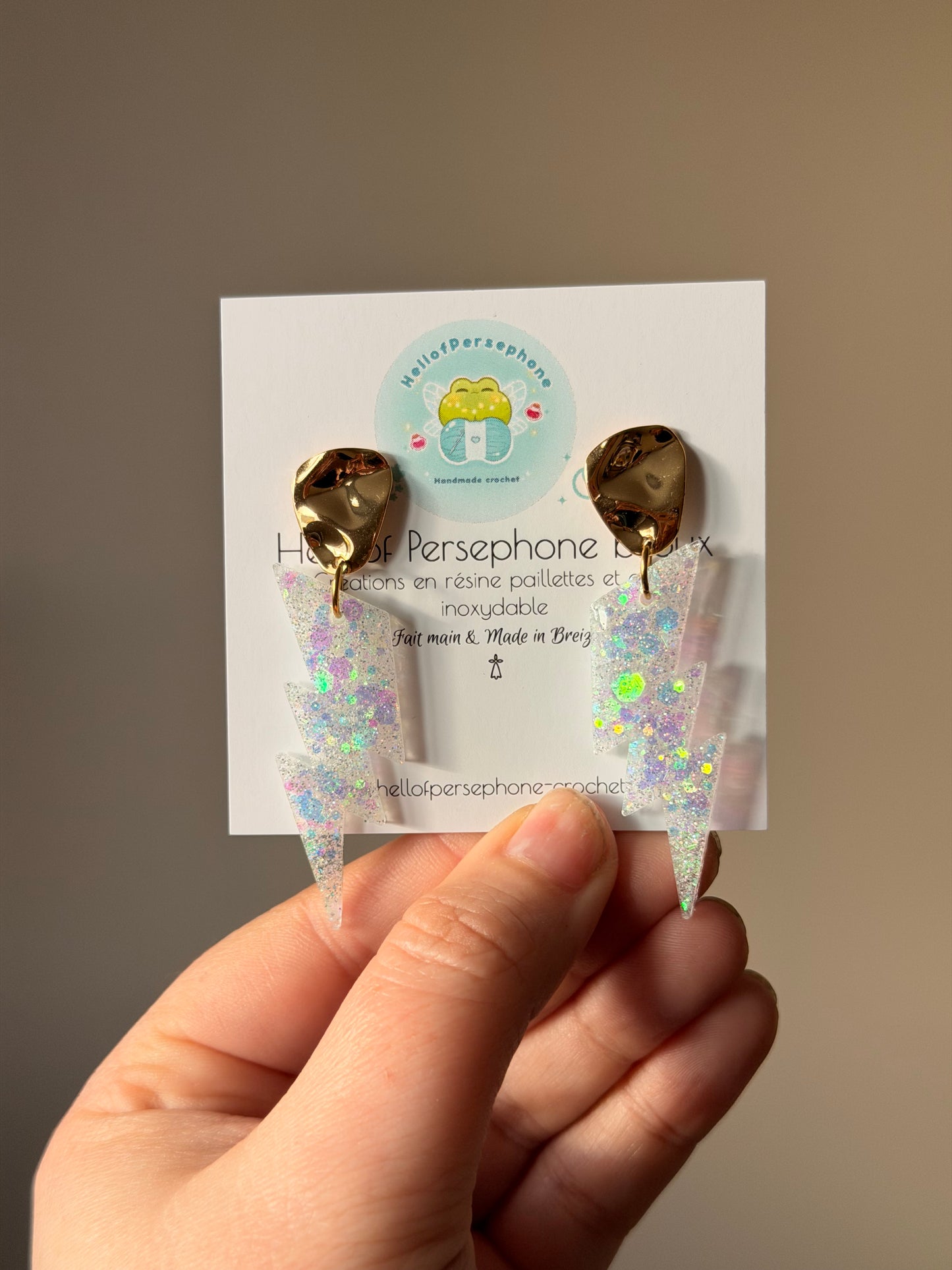 boucles d'oreilles avec pendentif éclairs en résine et paillettes de couleur blanc nacré, boucles d'oreilles entièrement fait main avec amour et en acier inoxydable pour les oreilles sensibles