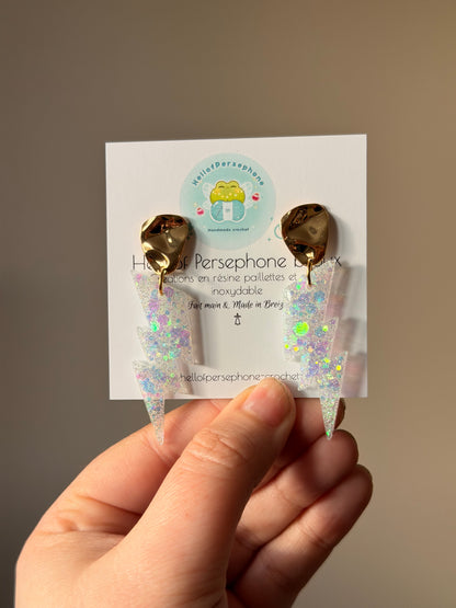 boucles d'oreilles avec pendentif éclairs en résine et paillettes de couleur blanc nacré, boucles d'oreilles entièrement fait main avec amour et en acier inoxydable pour les oreilles sensibles