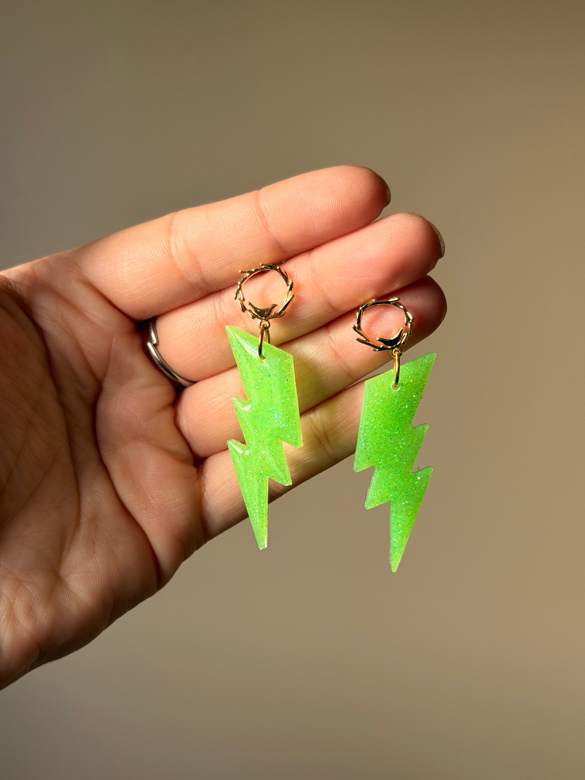 boucles d'oreilles avec pendentif éclair en résine et paillettes de couleur vert vitron, boucles d'oreilles entièrement fait main avec amour et en acier inoxydable pour les oreilles sensibles