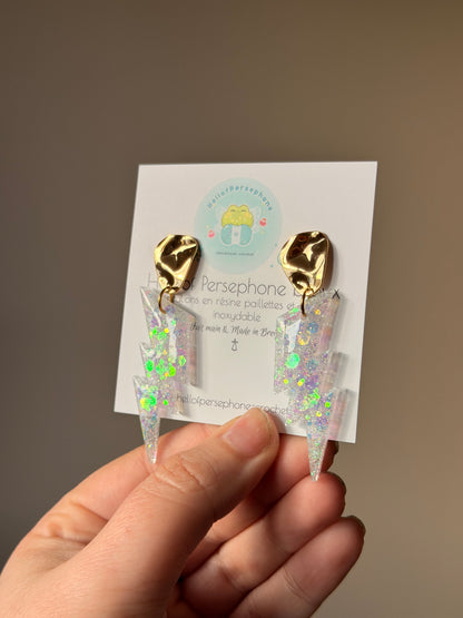 boucles d'oreilles avec pendentif éclairs en résine et paillettes de couleur blanc nacré, boucles d'oreilles entièrement fait main avec amour et en acier inoxydable pour les oreilles sensibles