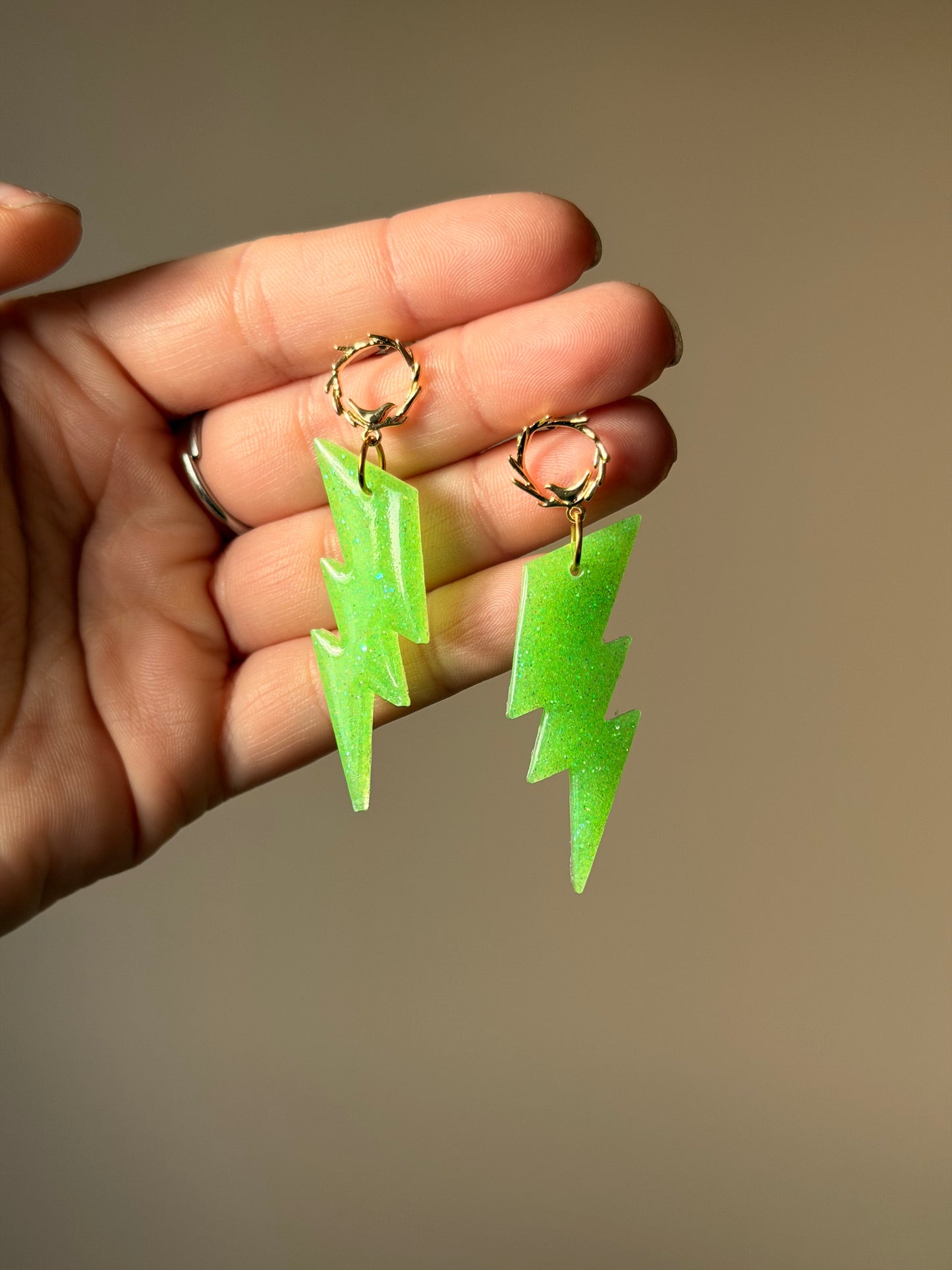 boucles d'oreilles avec pendentif éclair en résine et paillettes de couleur vert vitron, boucles d'oreilles entièrement fait main avec amour et en acier inoxydable pour les oreilles sensibles