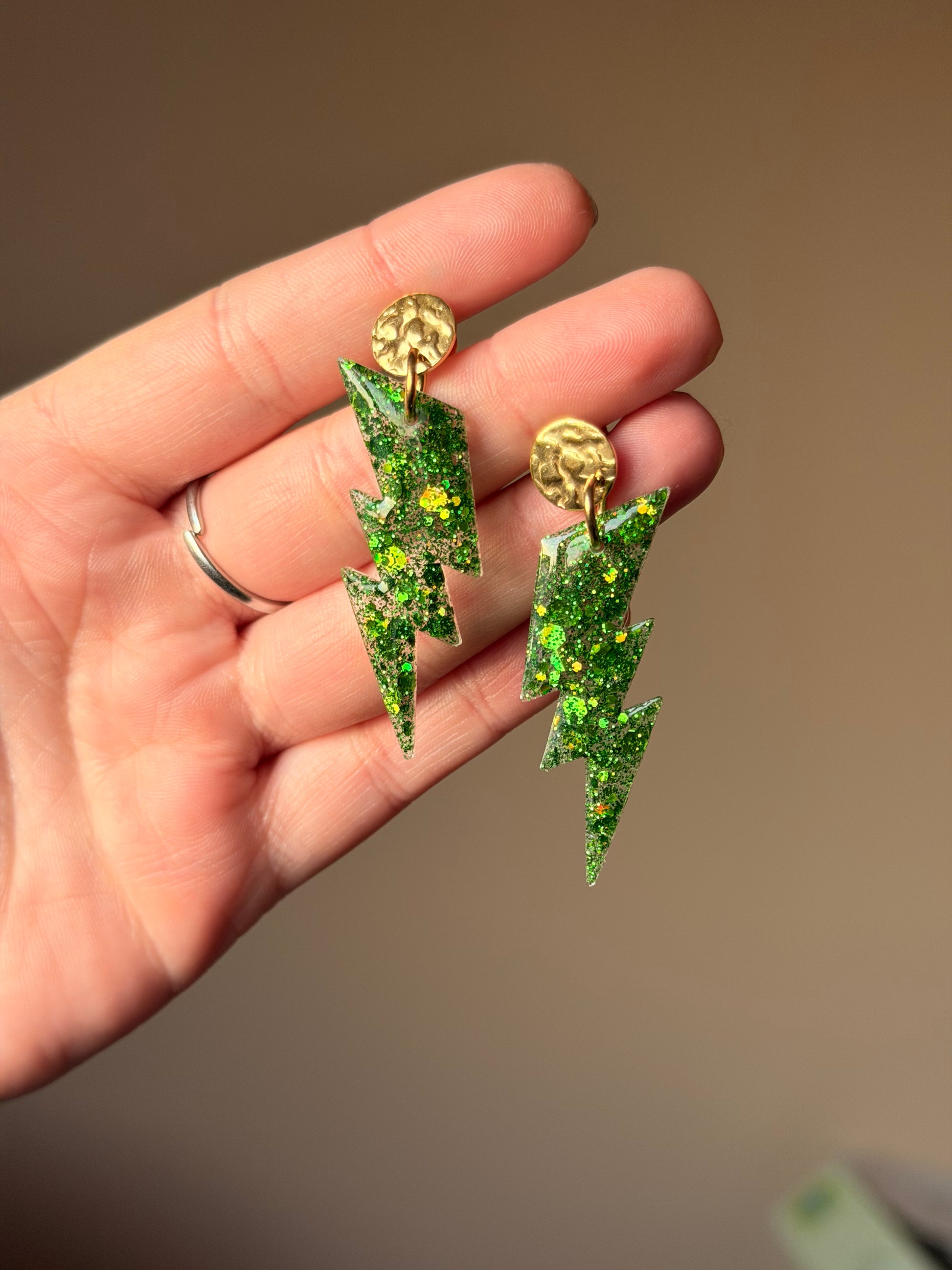 Boucles d'Oreilles Pendantes Éclair en Résine et Acier Inoxydable pour Femme.


Découvrez l'élégance intemporelle avec ces boucles d'oreilles en acier inoxydable doré de haute qualité, ornées de leurs pétillants éclairs réalisés à la main en résine UV. Ces anneaux en acier inoxydable doré allient le raffinement du métal précieux à la touche de nature avec ses beaux éclairs.