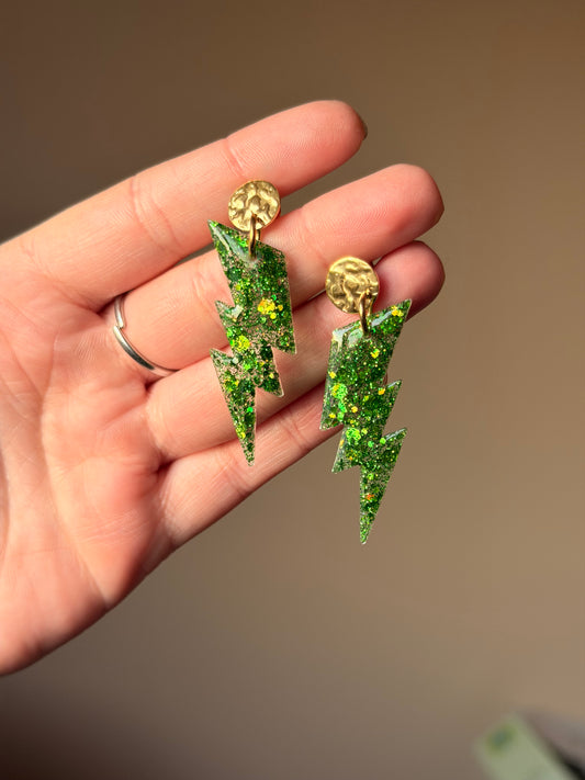 Boucles d'Oreilles Pendantes Éclair en Résine et Acier Inoxydable pour Femme.


Découvrez l'élégance intemporelle avec ces boucles d'oreilles en acier inoxydable doré de haute qualité, ornées de leurs pétillants éclairs réalisés à la main en résine UV. Ces anneaux en acier inoxydable doré allient le raffinement du métal précieux à la touche de nature avec ses beaux éclairs.