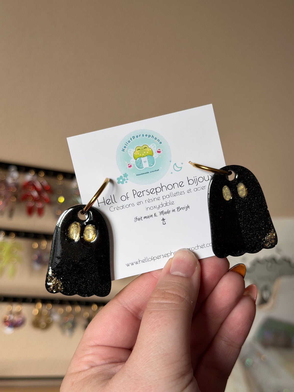 Boucles d'oreilles fantômes thème Halloween, faites à la main en résine UV avec des anneaux de créoles en acier inoxydable