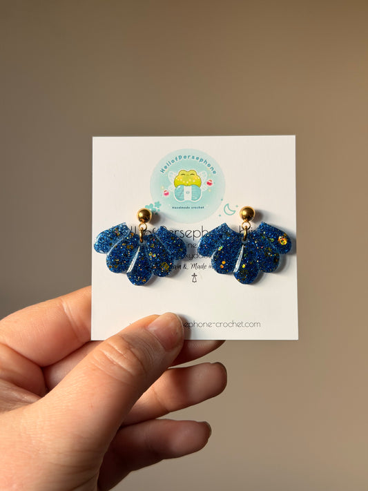 boucles d'oreilles avec pendentif fleur de lotus en résine et paillettes de couleur bleu et or, boucles d'oreilles entièrement fait main avec amour et en acier inoxydable pour les oreilles sensibles