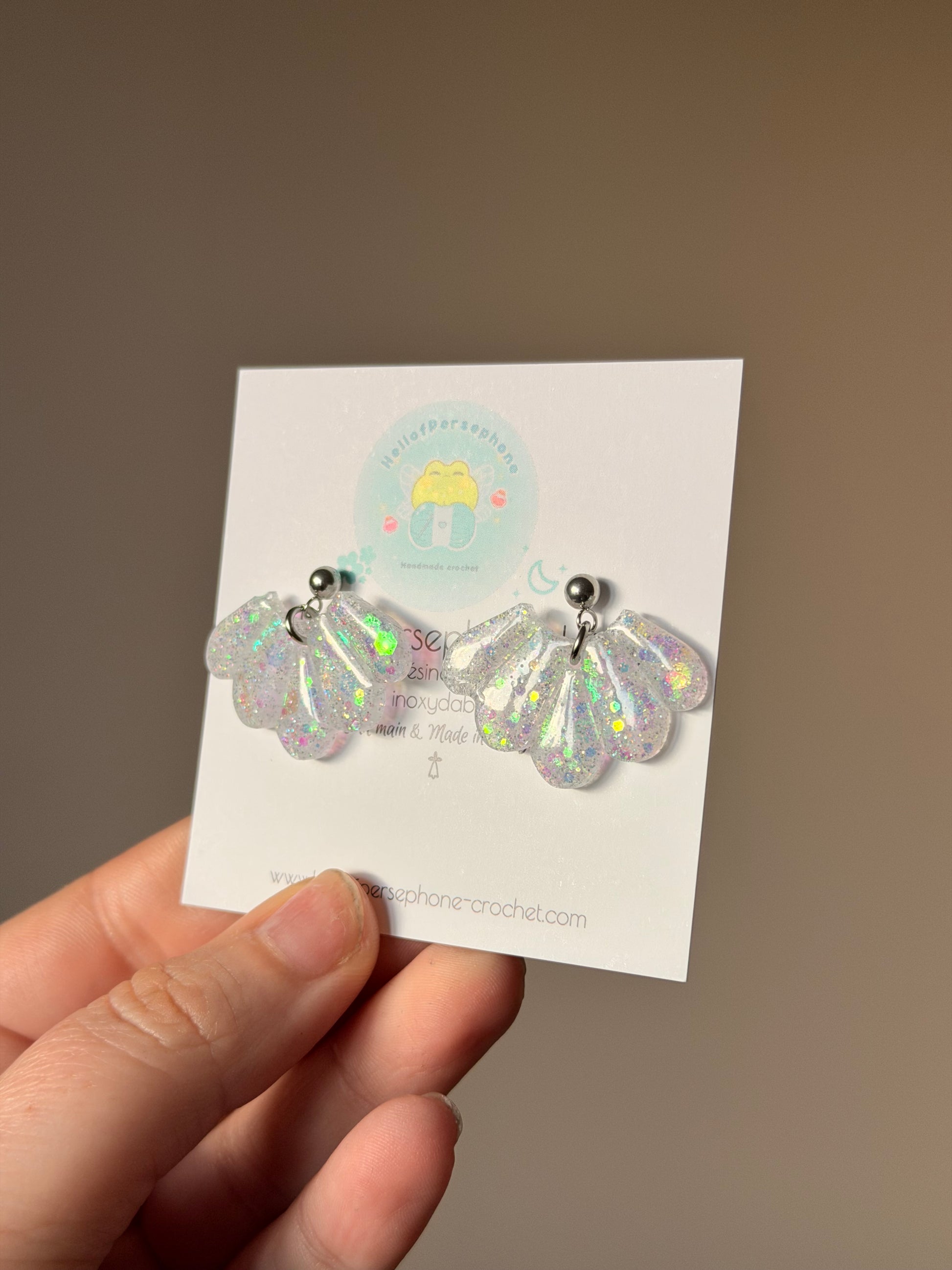 boucles d'oreilles avec pendentif fleur de lotus en résine et paillettes de couleur blanc nacre, boucles d'oreilles entièrement fait main avec amour et en acier inoxydable pour les oreilles sensibles