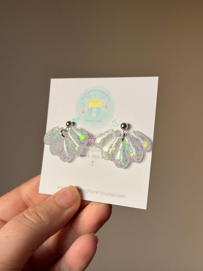 boucles d'oreilles avec pendentif fleur de lotus en résine et paillettes de couleur blanc nacre, boucles d'oreilles entièrement fait main avec amour et en acier inoxydable pour les oreilles sensibles