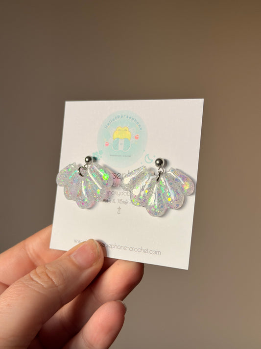 boucles d'oreilles avec pendentif fleur de lotus en résine et paillettes de couleur blanc nacre, boucles d'oreilles entièrement fait main avec amour et en acier inoxydable pour les oreilles sensibles