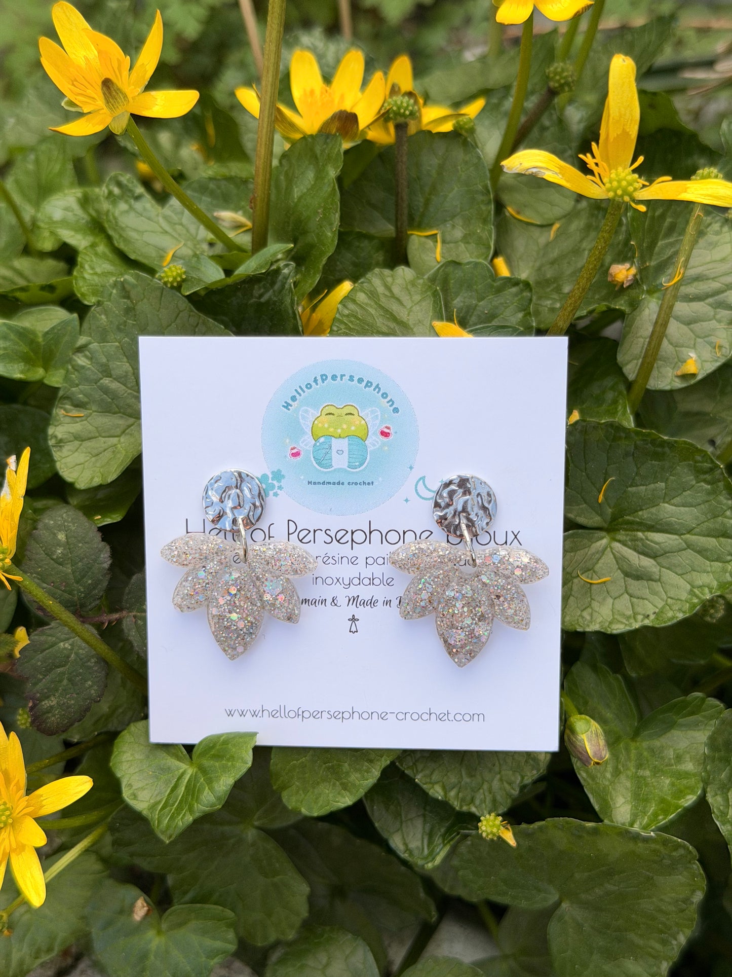 Boucles d'oreilles pendantes Fleurs Argentées en Résine Paillettes et Acier Inoxydable pour Femme Fait-Mains